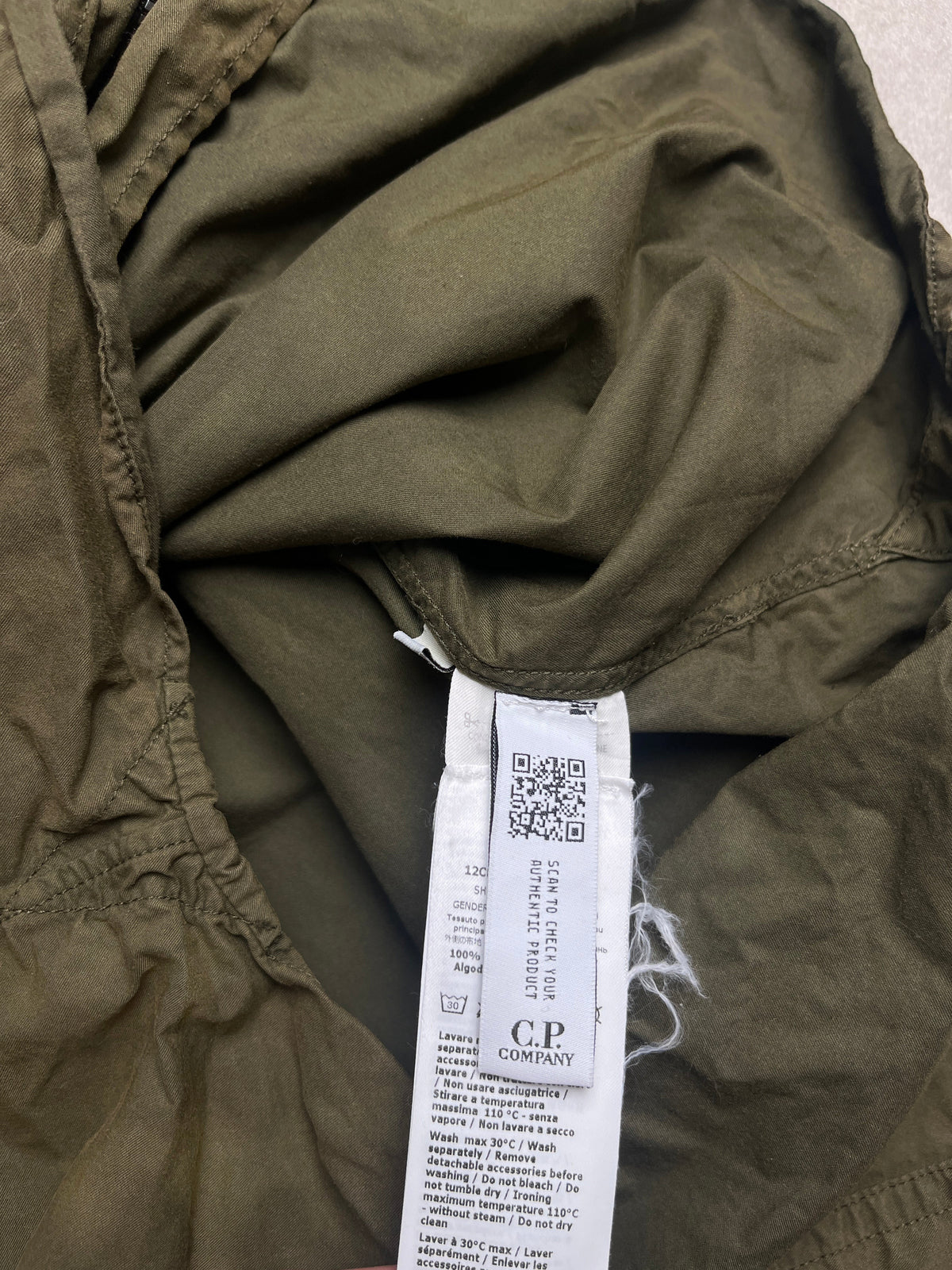 Étiquette intérieure et détails de tissu en coton vert olive d'une surchemise vinqo.store C.P. Company