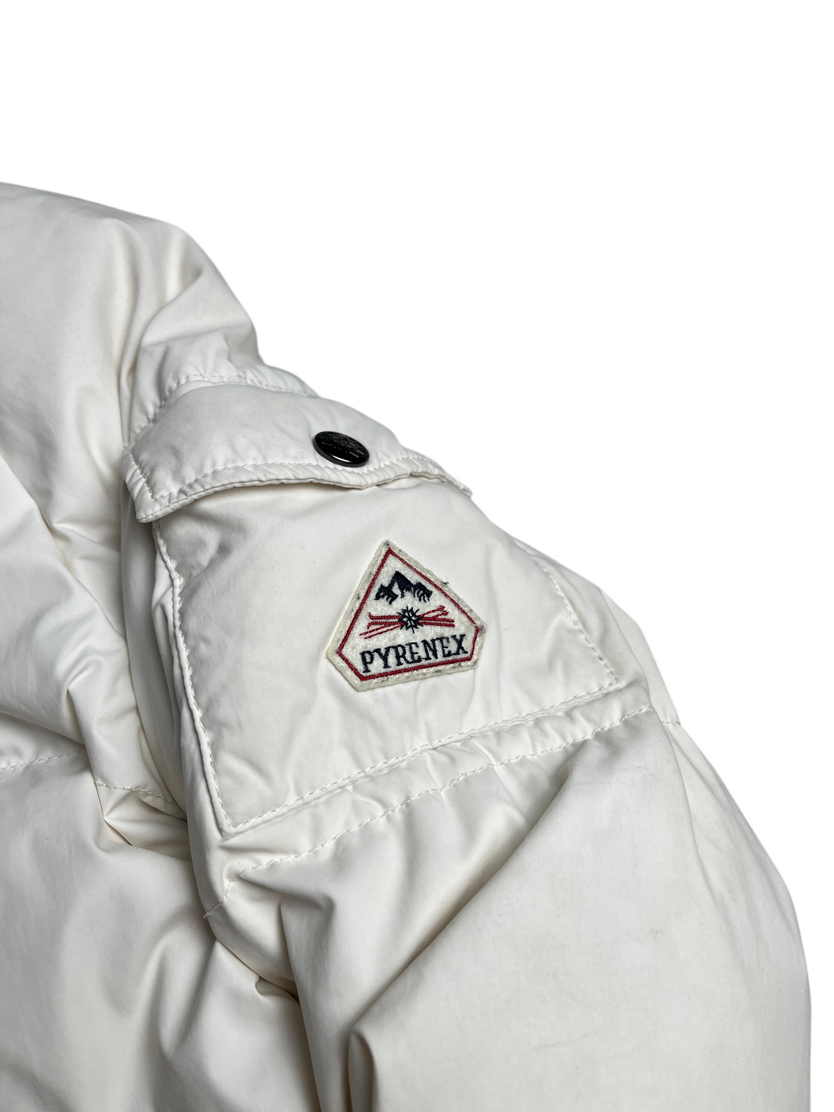 Doudoune blanche Pyrenex vintage avec écusson brodé sur la manche, proposée par vinqo.store