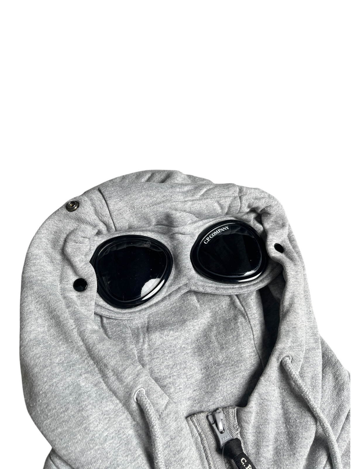 Veste grise à capuche C.P Company avec lunettes intégrées sur la capuche, proposée par vinqo.store