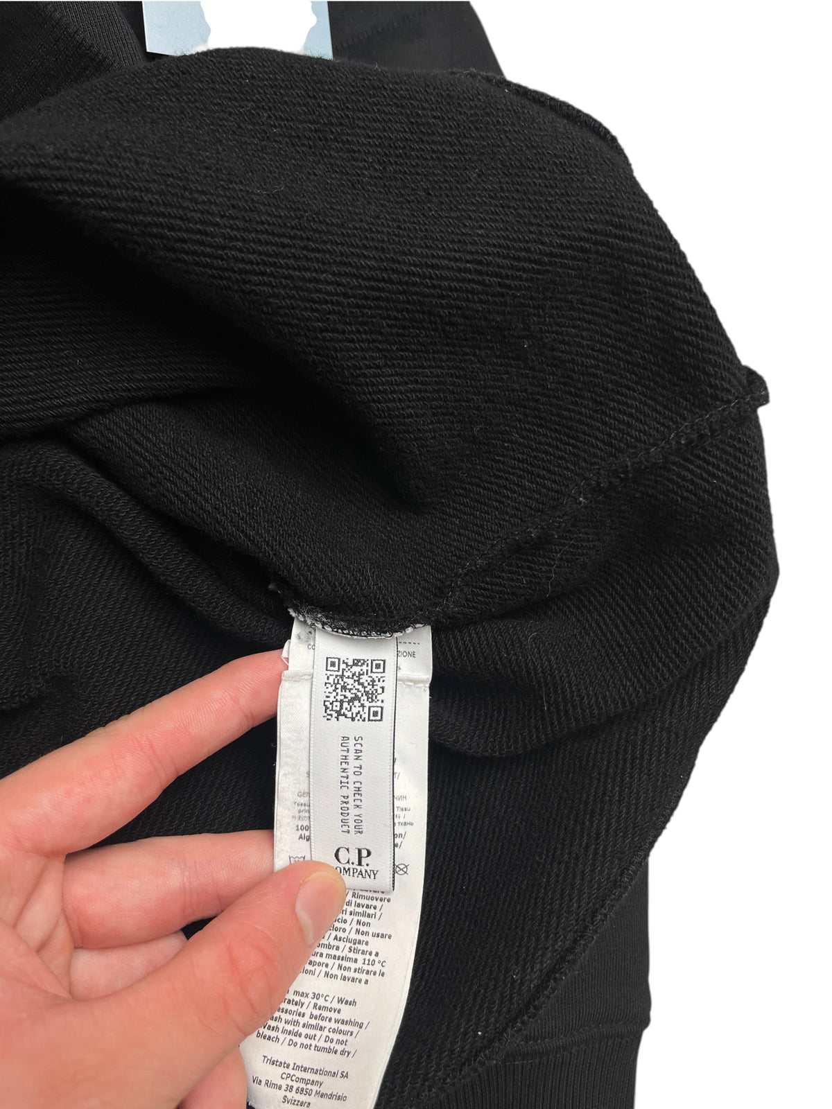 Étiquette intérieure d'authenticité d'un sweat noir vinqo.store C.P. Company avec code QR et instructions de lavage