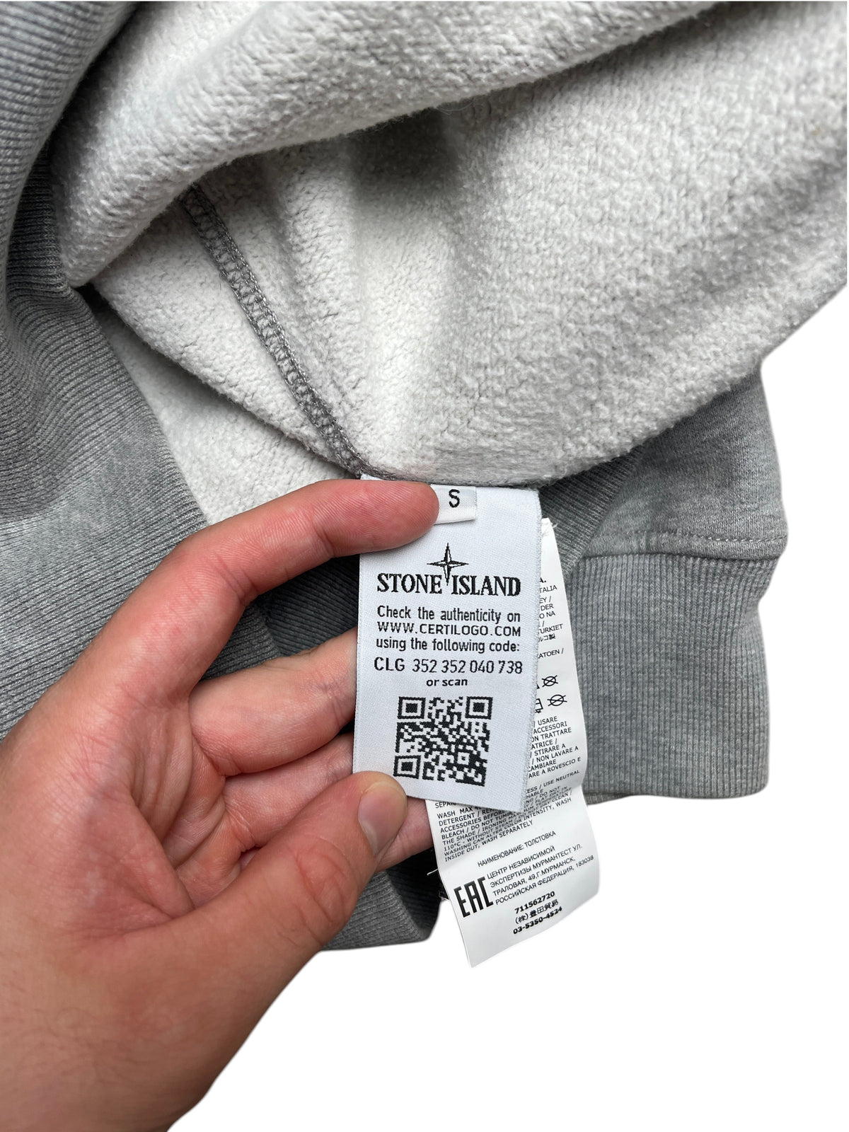 Étiquette d'authenticité Certilogo sur un sweat gris Stone Island de la boutique vinqo.store