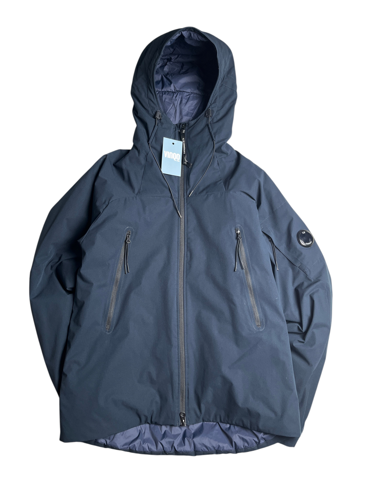 Veste à capuche bleu marine vinqo.store avec poches zippées et détail emblématique sur la manche