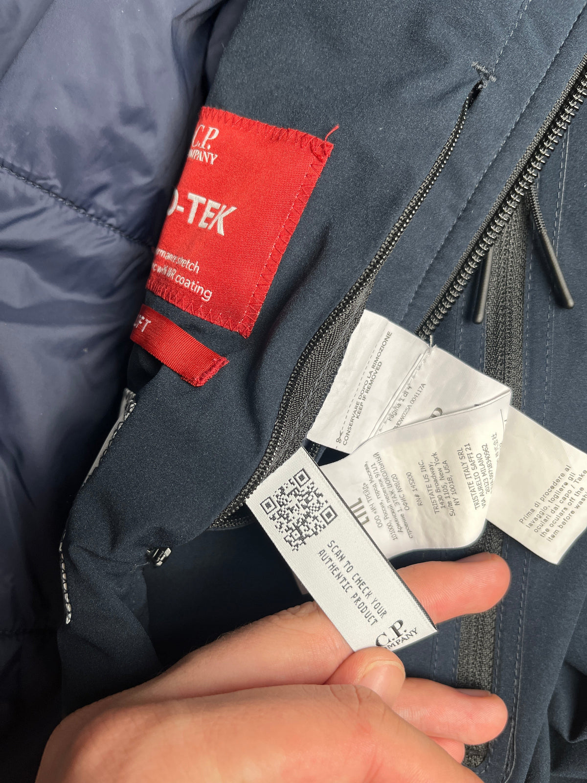 Étiquette intérieure et logo C.P. Company sur une veste vinqo.store en tissu technique bleu marine