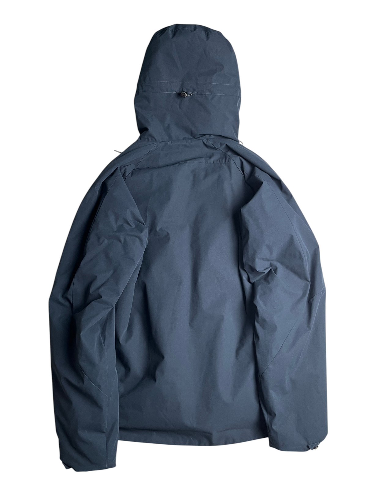 Vue arrière d'une veste à capuche bleu marine vinqo.store, style technique et minimaliste