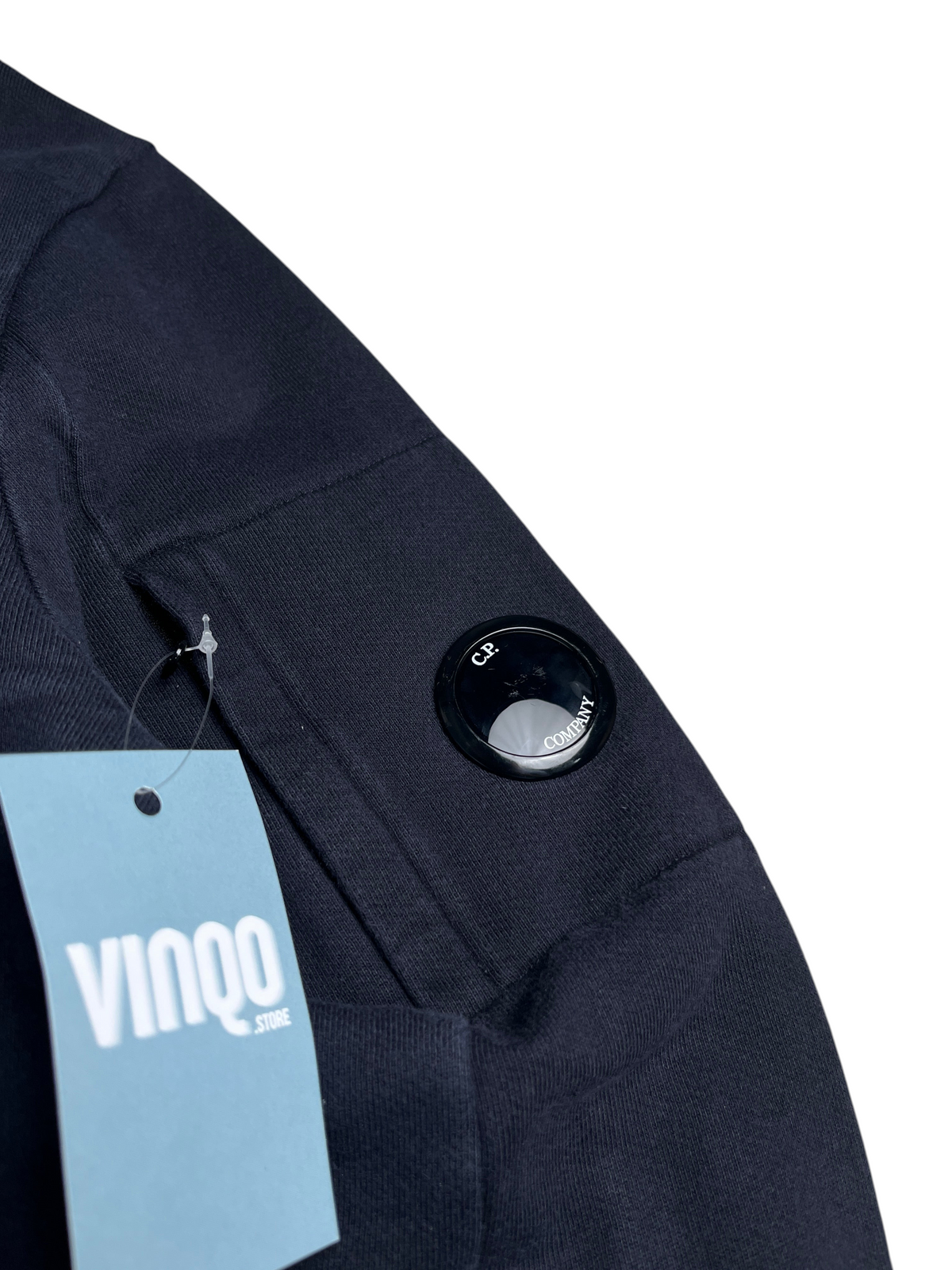 Sweat noir C.P. Company avec poche sur la manche et logo iconique, proposé par vinqo.store