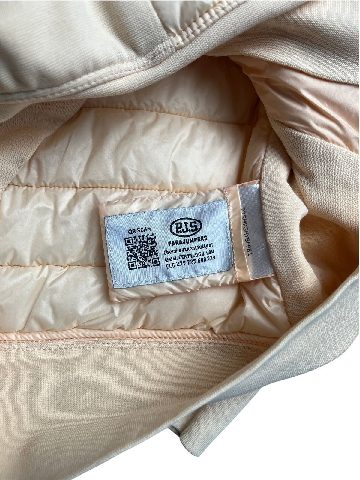 Etiquette d'authenticité intérieure d'une veste Parajumpers beige de vinqo.store avec code QR et logo PJS