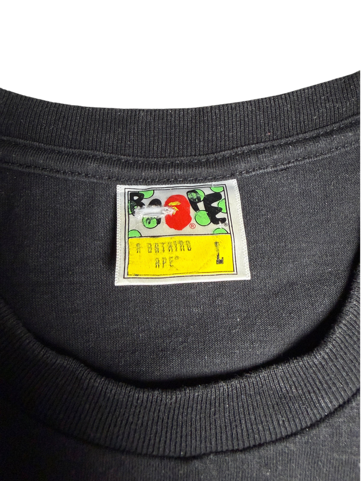 Étiquette de col noire vinqo.store pour t-shirt Bape taille L avec logo A Bathing Ape coloré