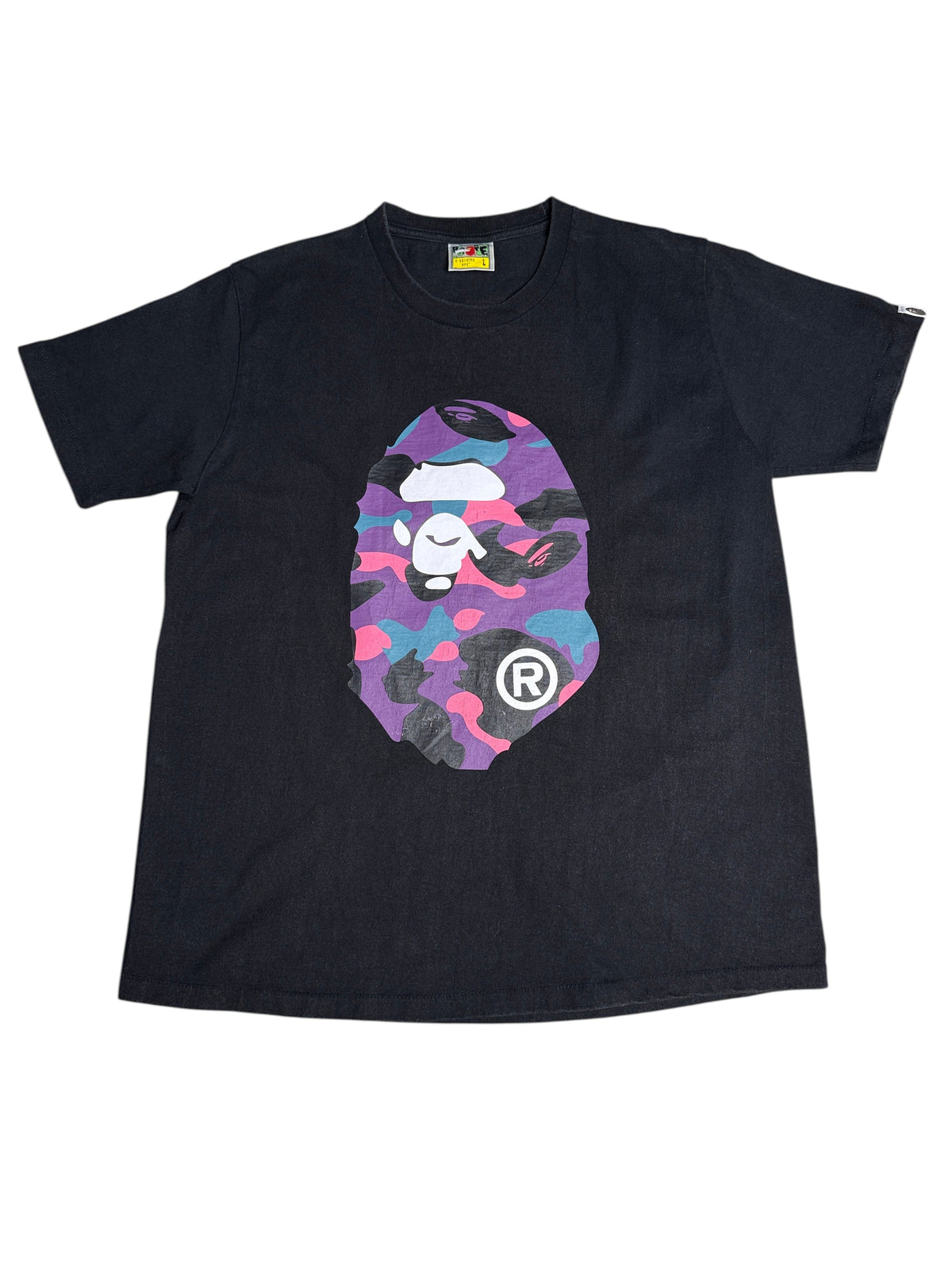 T-shirt noir vinqo.store avec logo Bape imprimé en motif camouflage multicolore sur la poitrine