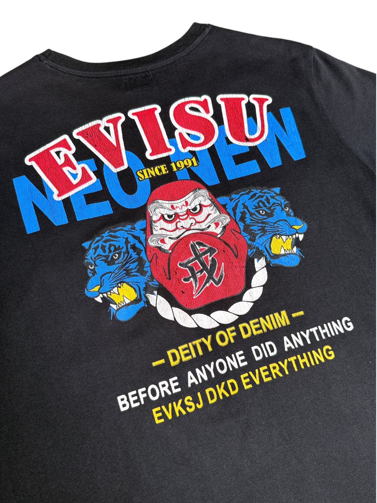 T-shirt noir vinqo.store avec imprimé graphique Evisu représentant un daruma rouge et deux tigres bleus au dos