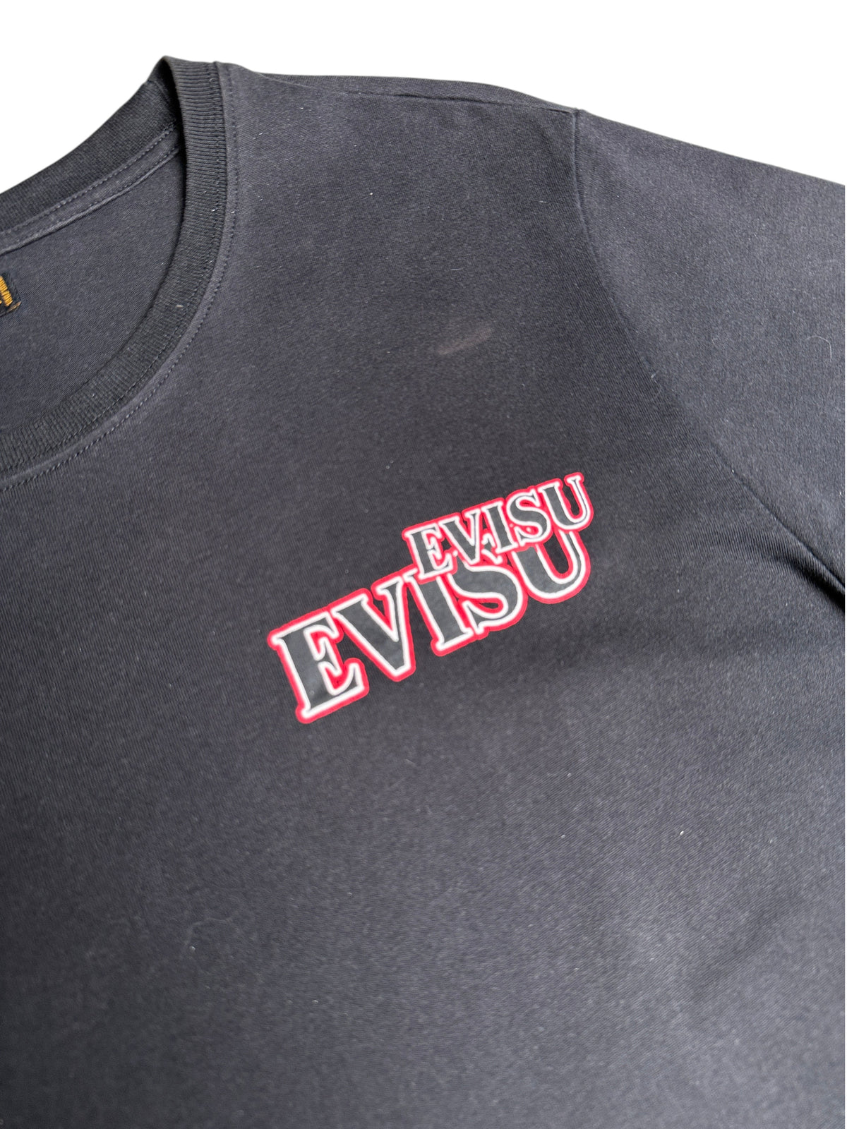 T-shirt noir en coton vinqo.store avec logo Evisu imprimé en rouge et blanc sur la poitrine