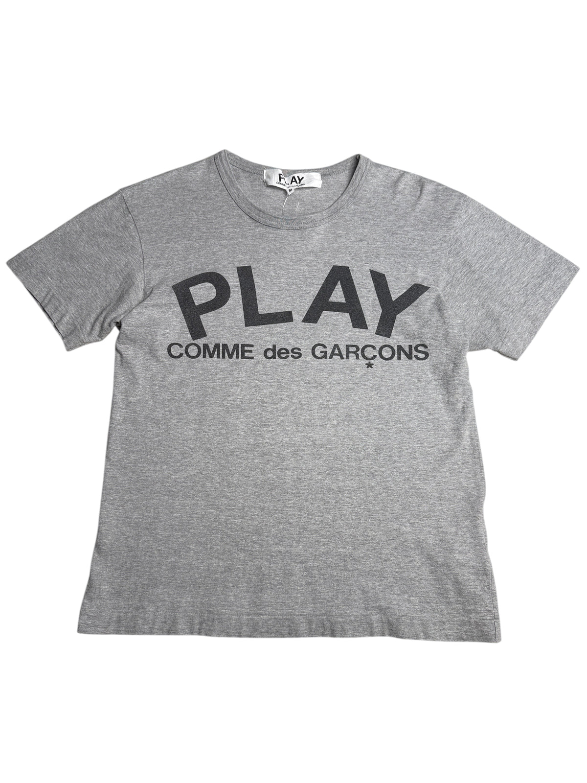 T-shirt gris chiné vinqo.store avec logo PLAY COMME des GARÇONS noir imprimé sur la poitrine, coupe classique