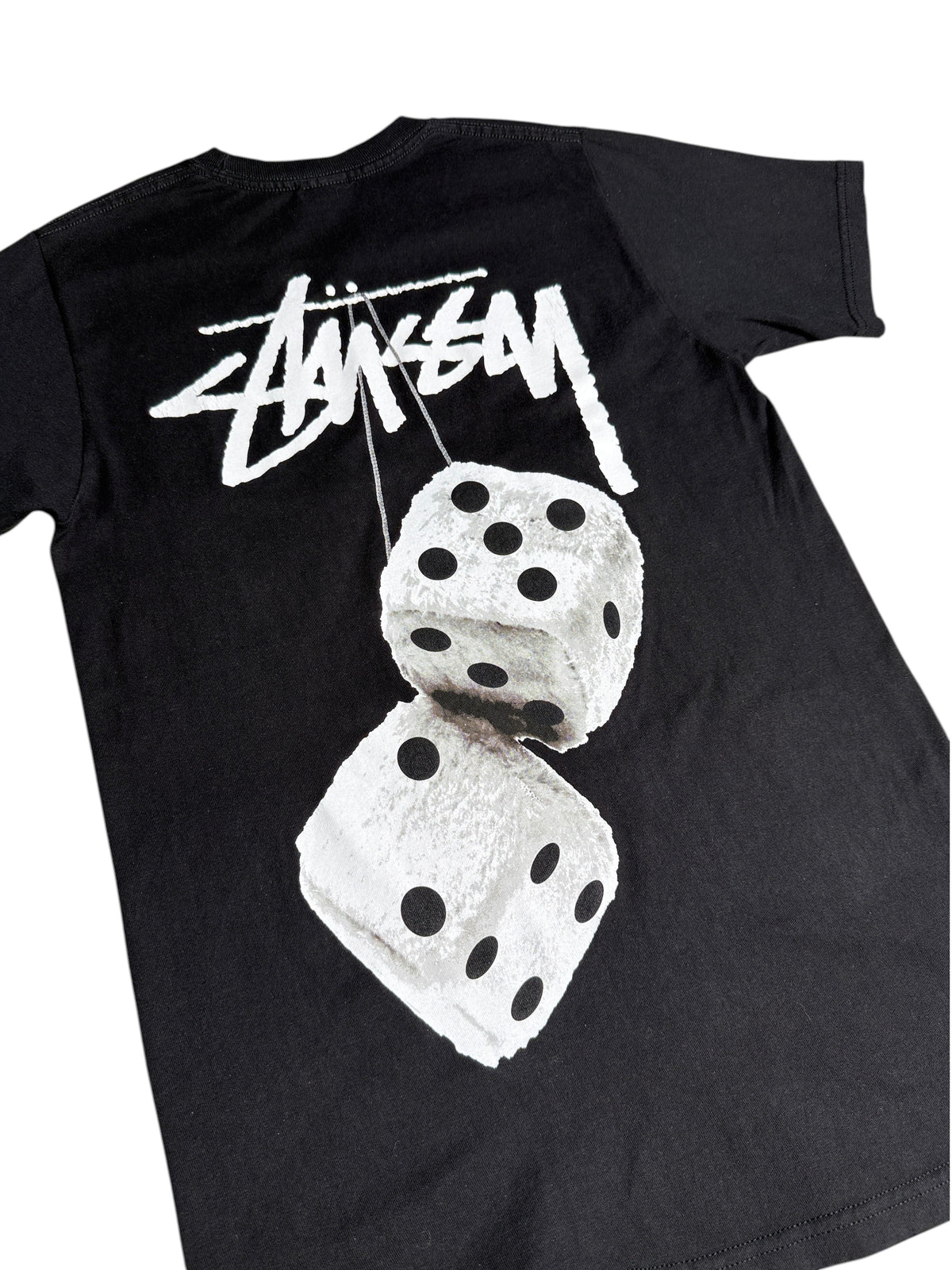 T-shirt noir Stussy vinqo.store avec motif de dés blancs imprimé au dos, coupe classique en coton