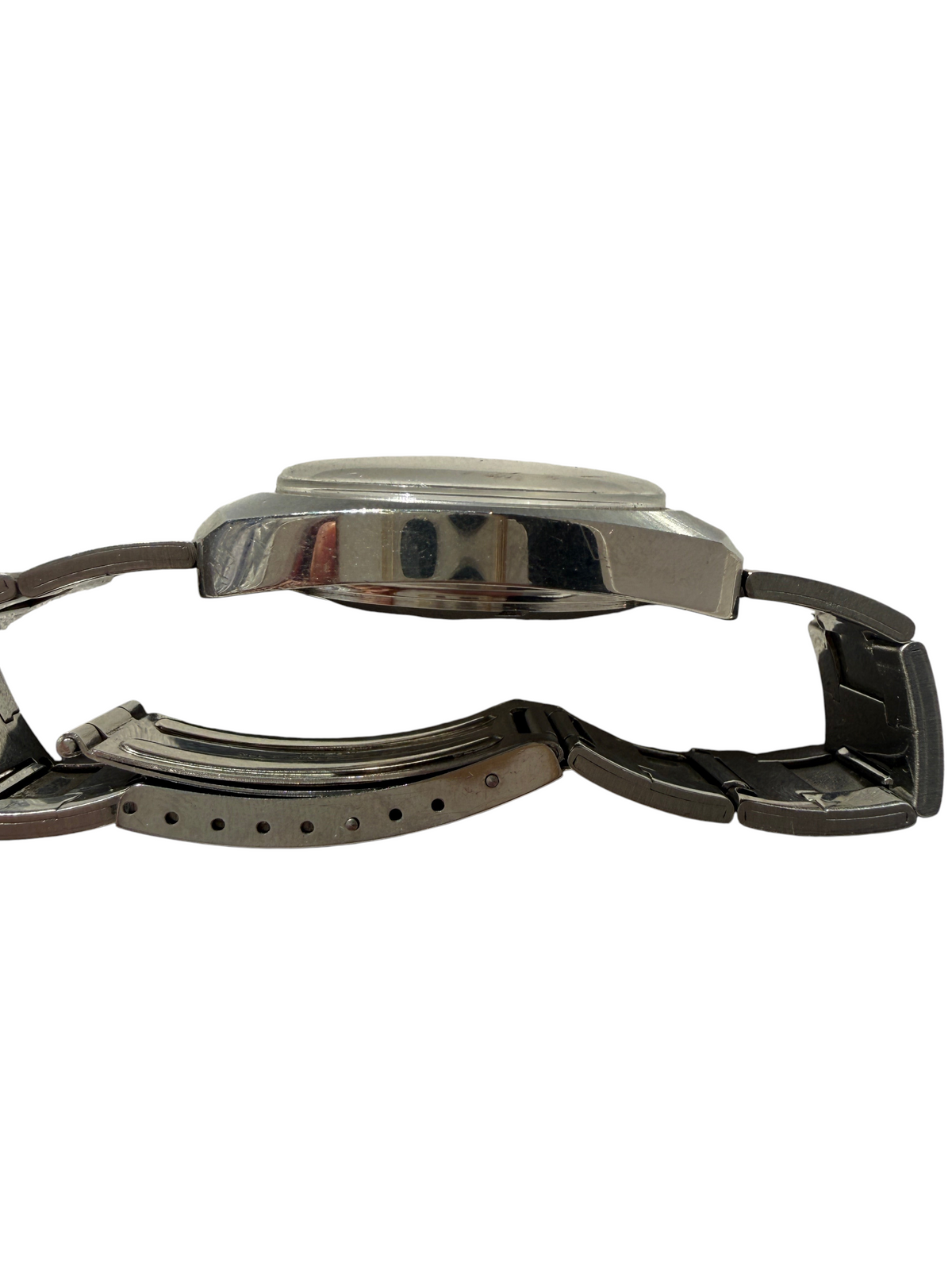 Vue de profil du boîtier et du bracelet en acier d'une montre automatique vintage vinqo.store des années 1970.
