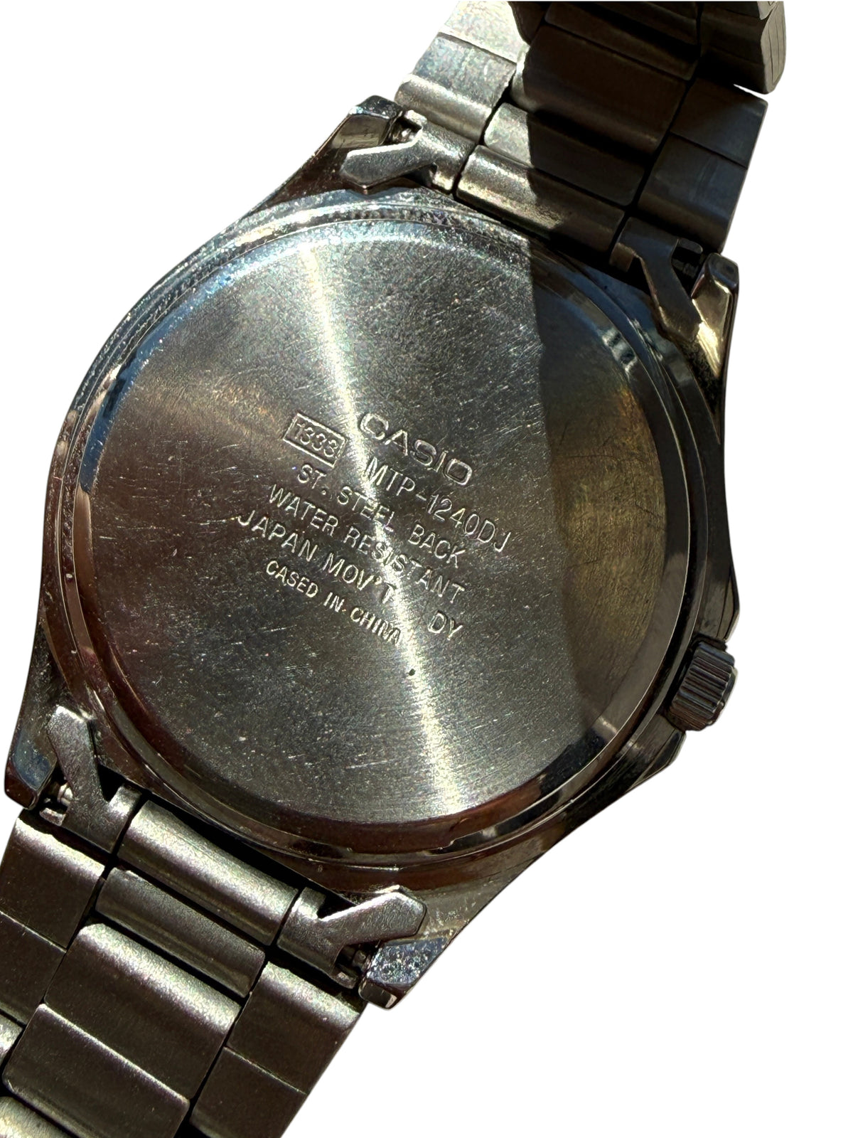 Fond de boîtier en acier inoxydable de la montre vinqo.store Casio MTP-1240 avec détails techniques gravés