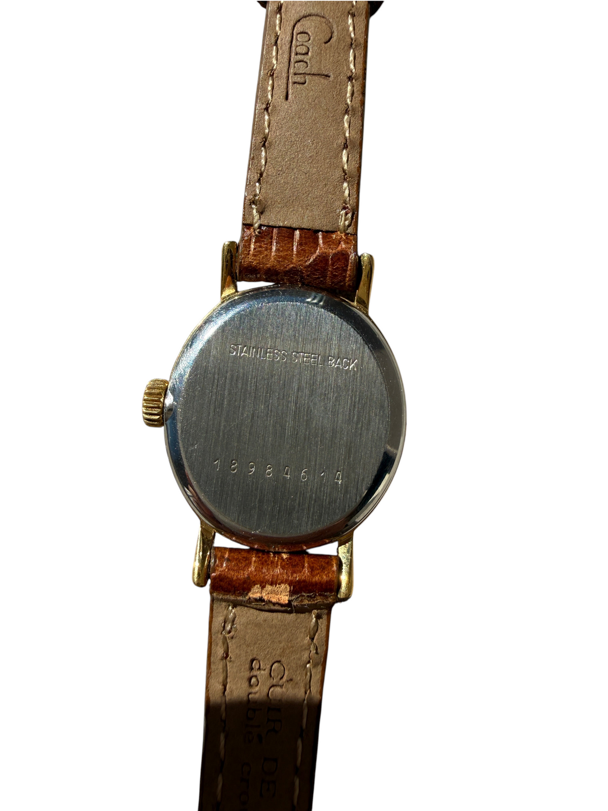 Fond de boîtier en acier inoxydable d'une montre vintage vinqo.store avec bracelet en cuir marron texturé