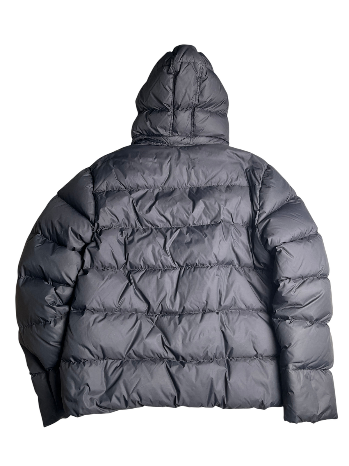 Vue arrière d'une doudoune à capuche noire vinqo.store, modèle matelassé chaud pour l'hiver