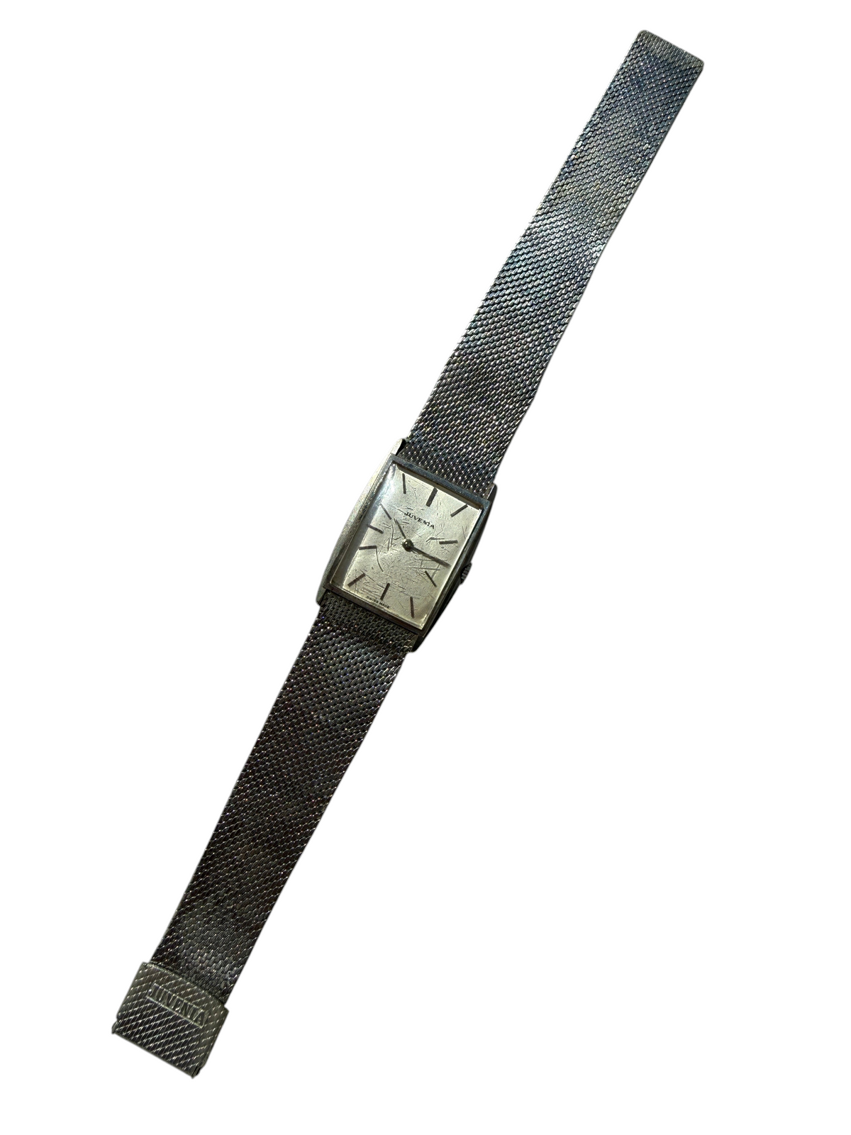 Montre vintage vinqo.store Juvenia Tank des années 1970 avec cadran rectangulaire et bracelet en maille milanaise