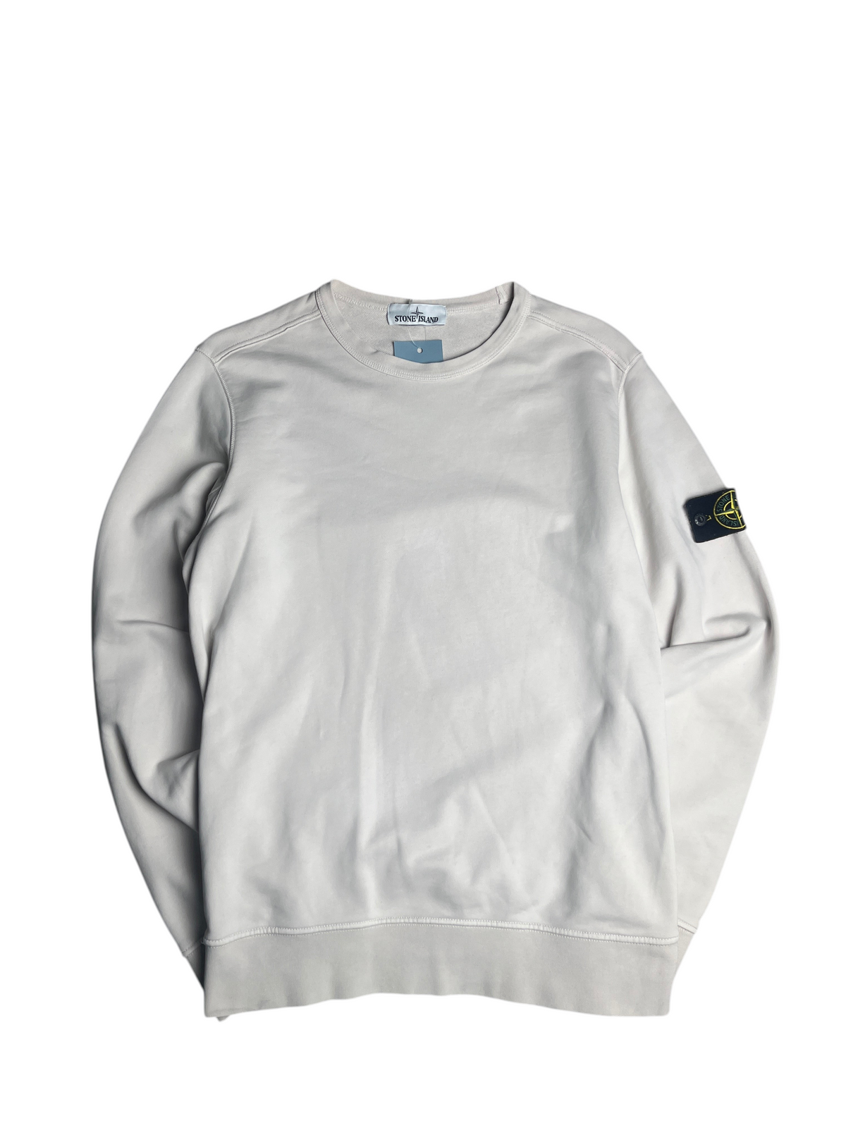 Sweat-shirt Stone Island blanc en coton avec écusson emblématique sur la manche, disponible chez vinqo.store