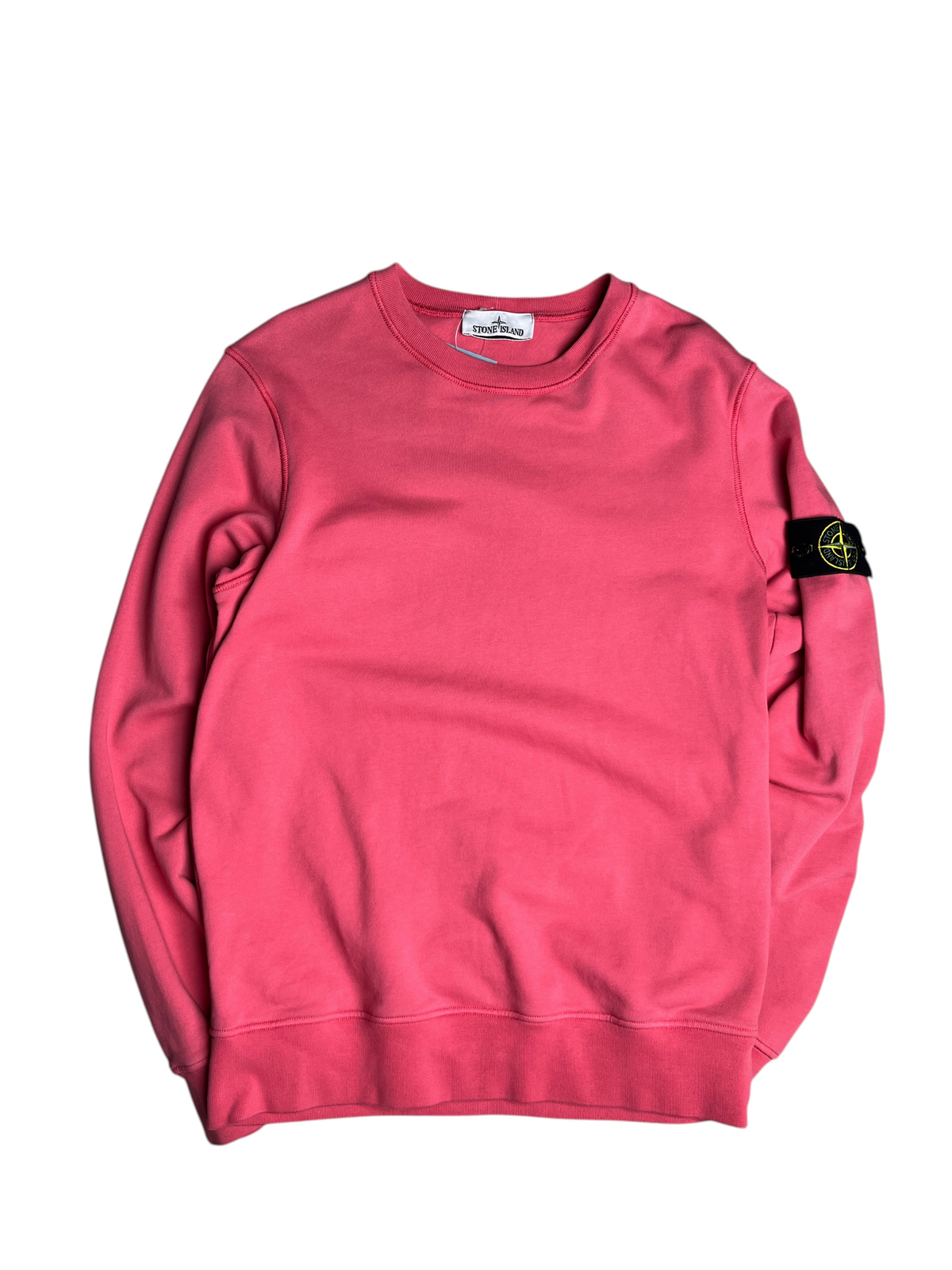 Sweat-shirt vintage rose Stone Island avec écusson emblématique sur la manche, proposé par vinqo.store