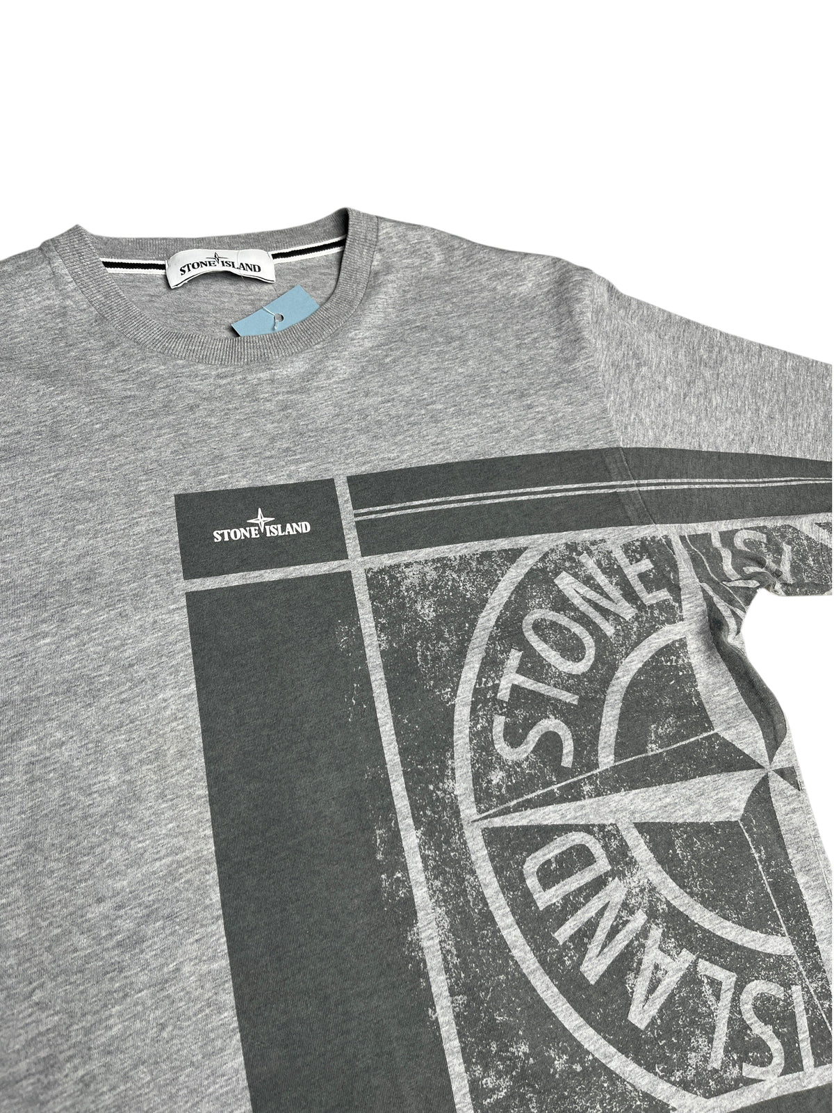 T-shirt gris chiné Stone Island avec grand logo imprimé vintage, disponible chez vinqo.store