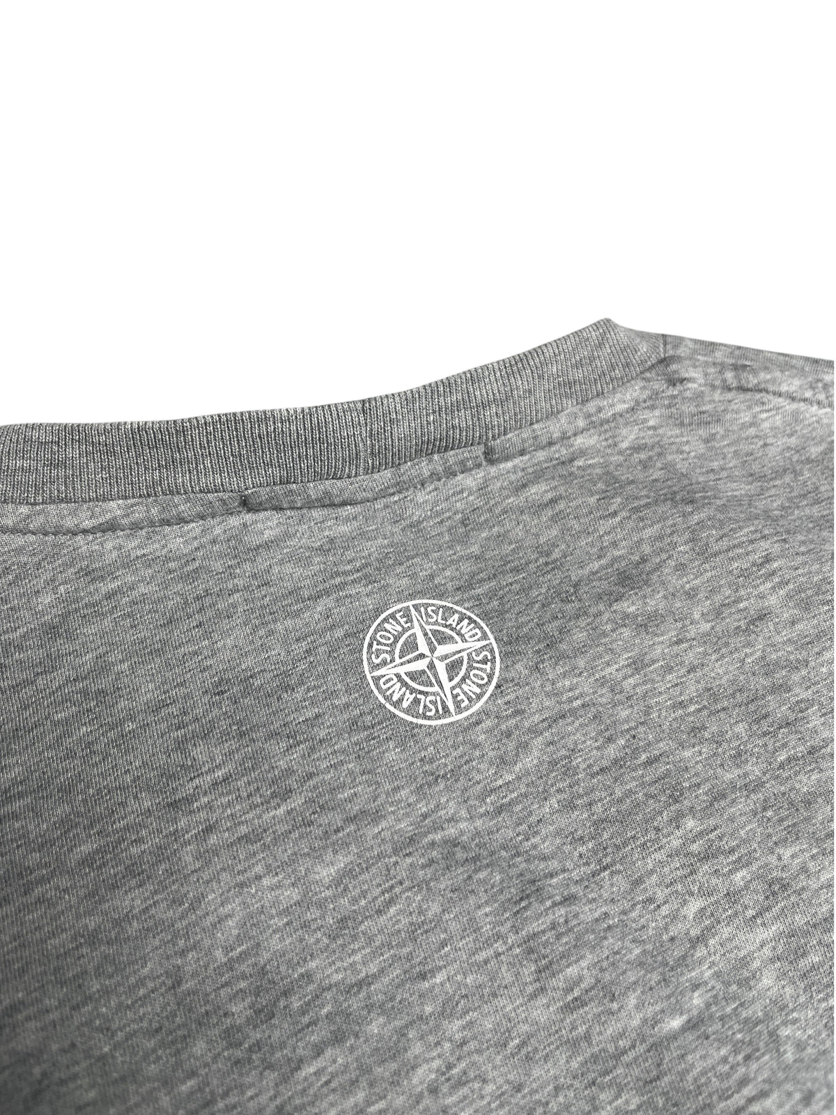 T-shirt gris en coton vinqo.store avec logo Stone Island imprimé au niveau du col