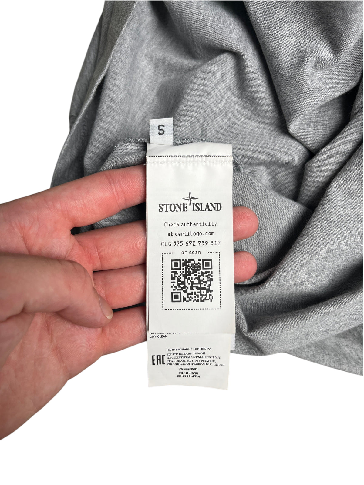 Étiquette d'authenticité intérieure d'un t-shirt gris Stone Island taille S, vue en gros plan par vinqo.store