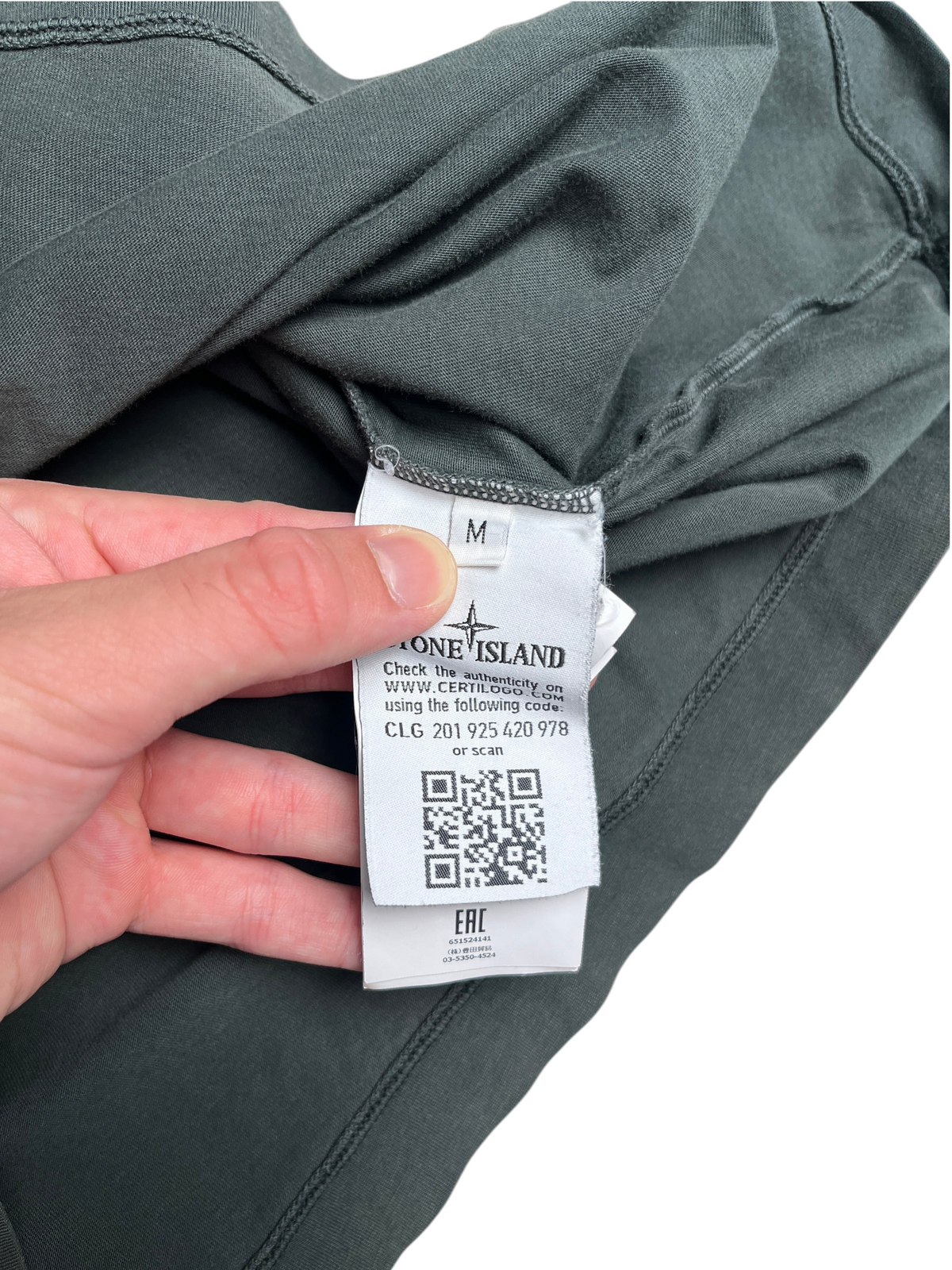 Etiquette de composition et code d'authenticité Certilogo sur un t-shirt gris foncé vinqo.store taille M