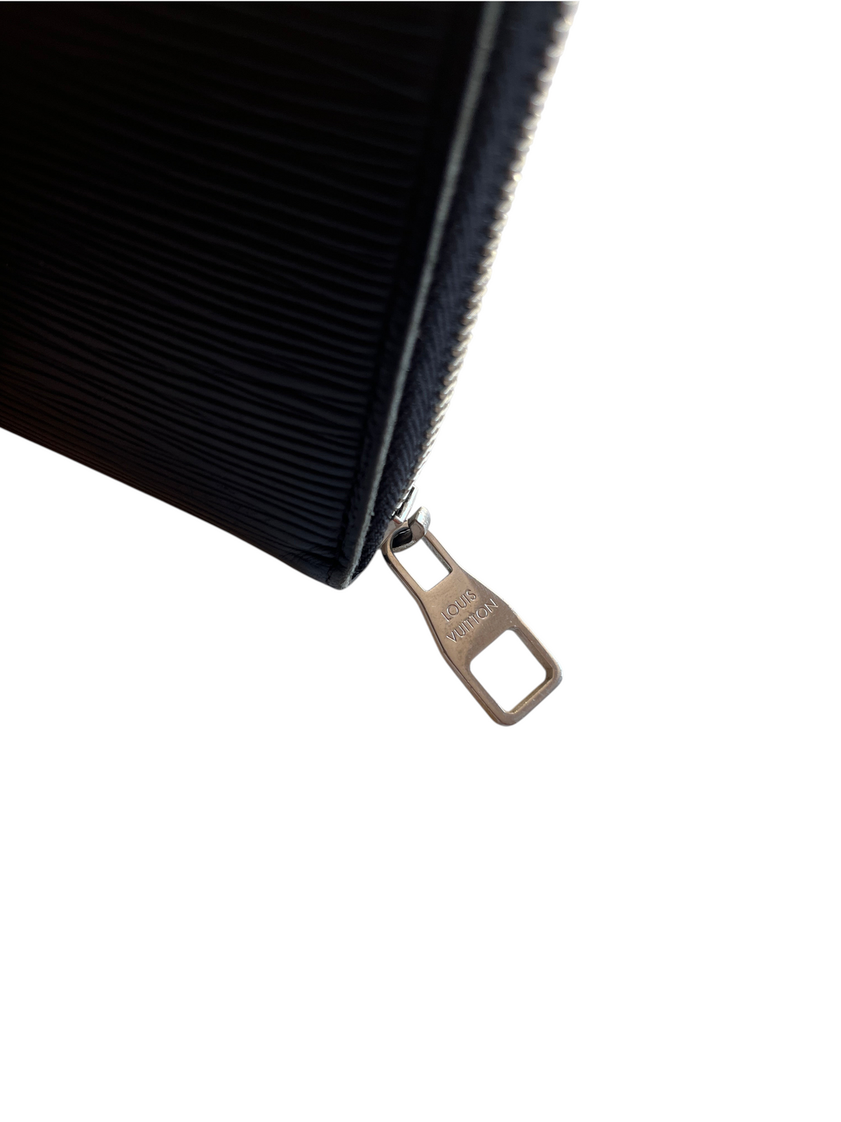 Gros plan sur la tirette en métal argenté du portefeuille noir Louis Vuitton Zippy de vinqo.store