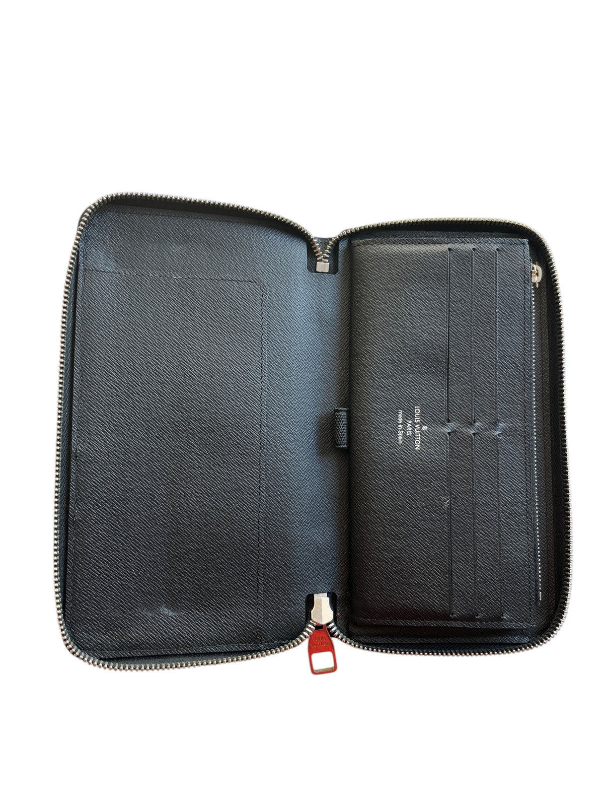 Portefeuille Louis Vuitton Zippy noir ouvert avec fermeture éclair et compartiments pour cartes chez vinqo.store