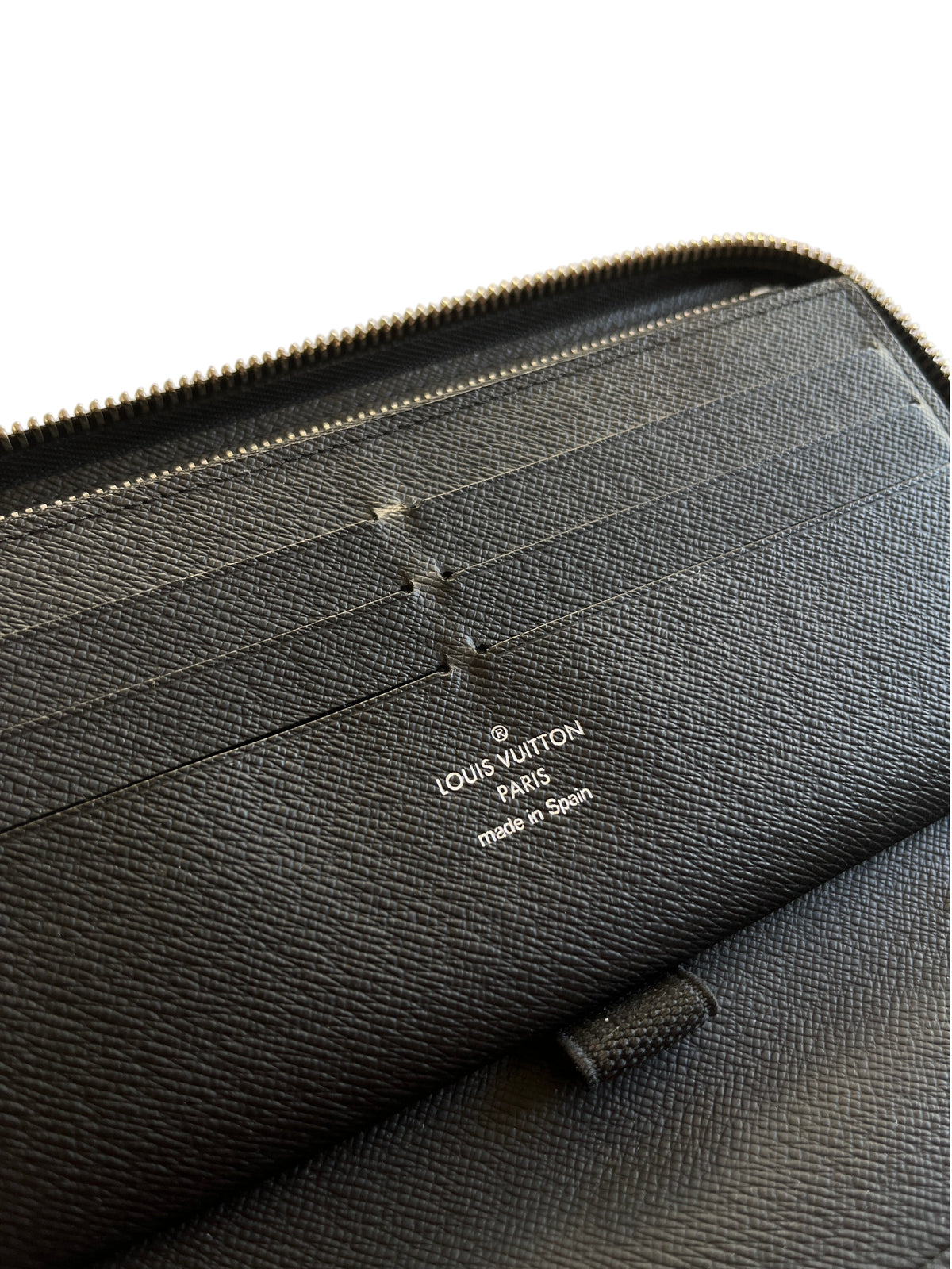 Intérieur du portefeuille noir Louis Vuitton Zippy de vinqo.store avec fentes pour cartes et logo embossé