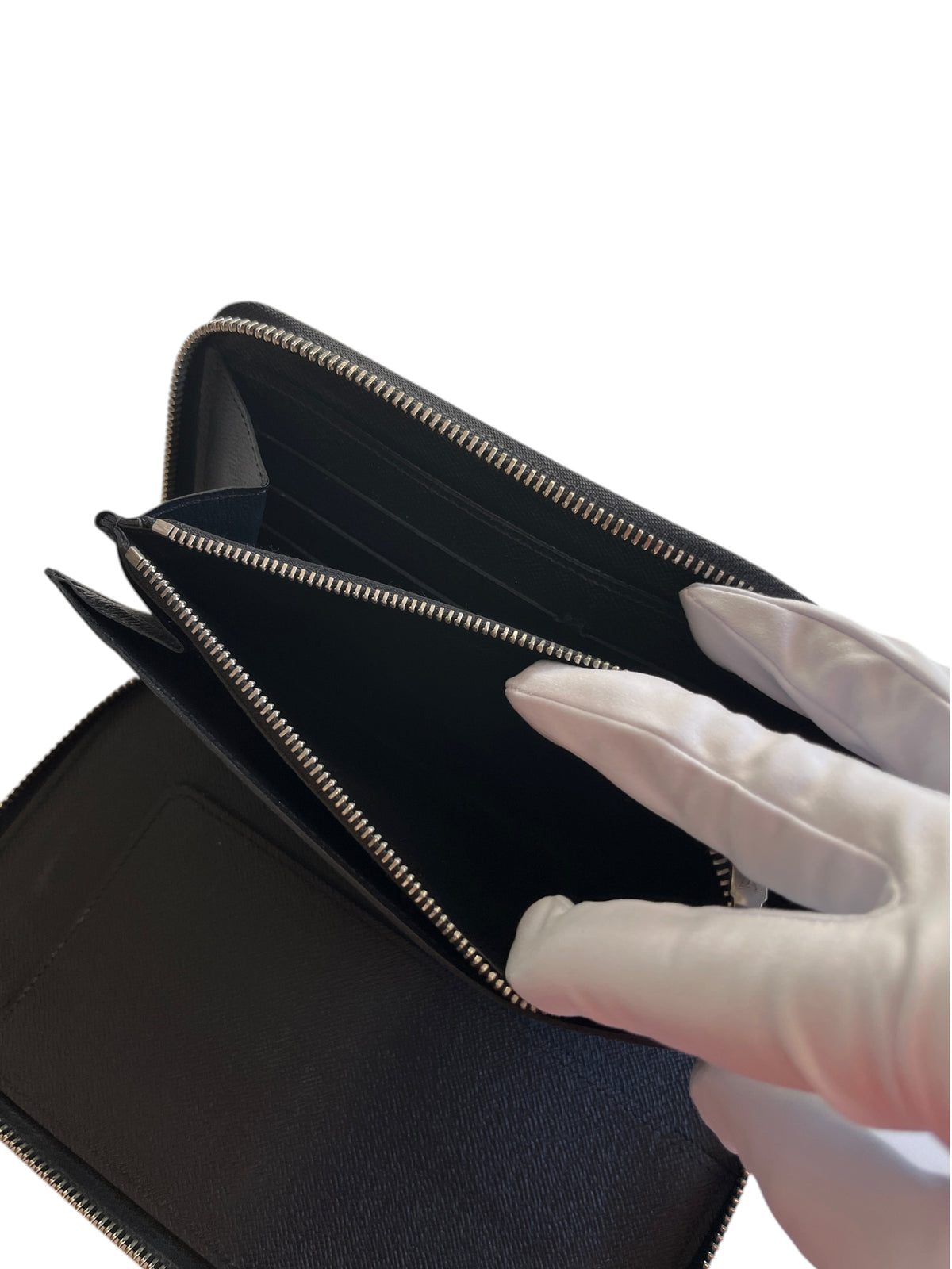 Portefeuille zippé noir Louis Vuitton de vinqo.store avec compartiments intérieurs et fermeture éclair argentée