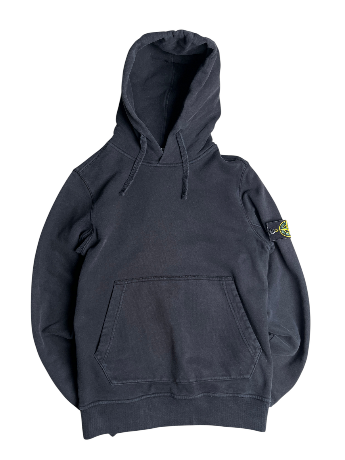Sweat à capuche noir vinqo.store avec écusson emblématique sur la manche, style vintage délavé