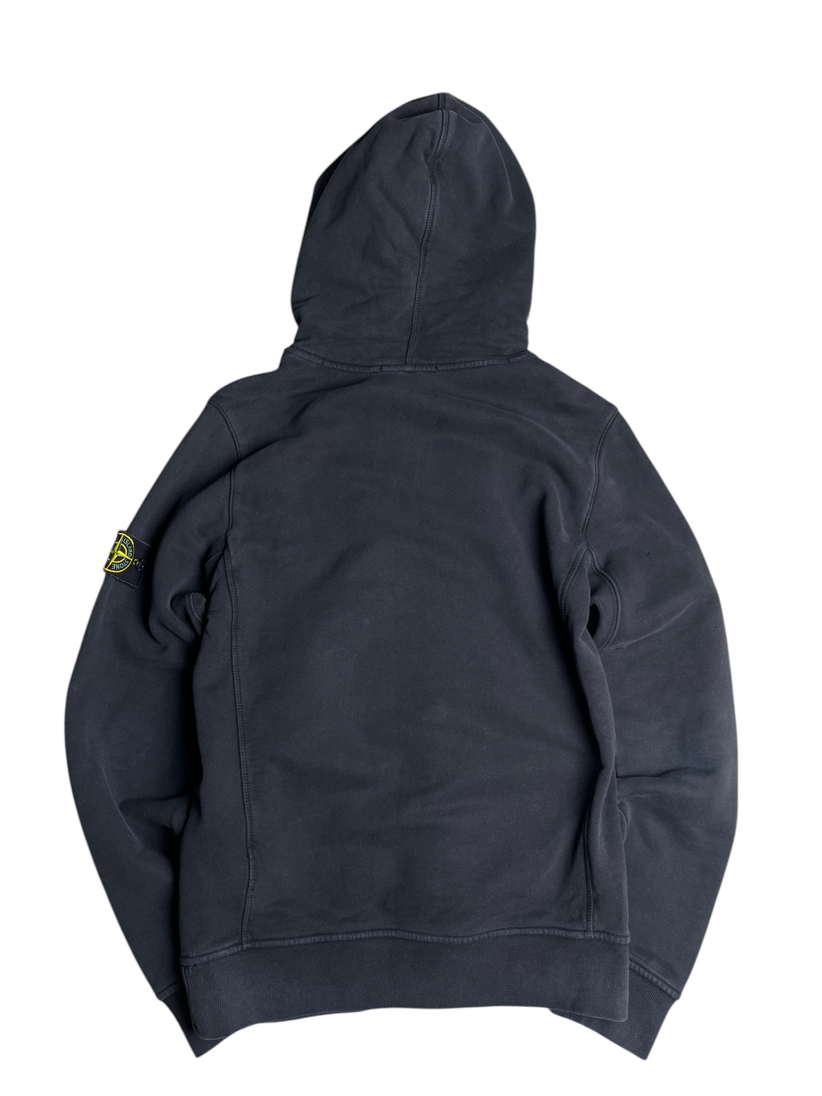 Sweat à capuche noir Stone Island de vinqo.store avec écusson emblématique sur la manche et détails vintage