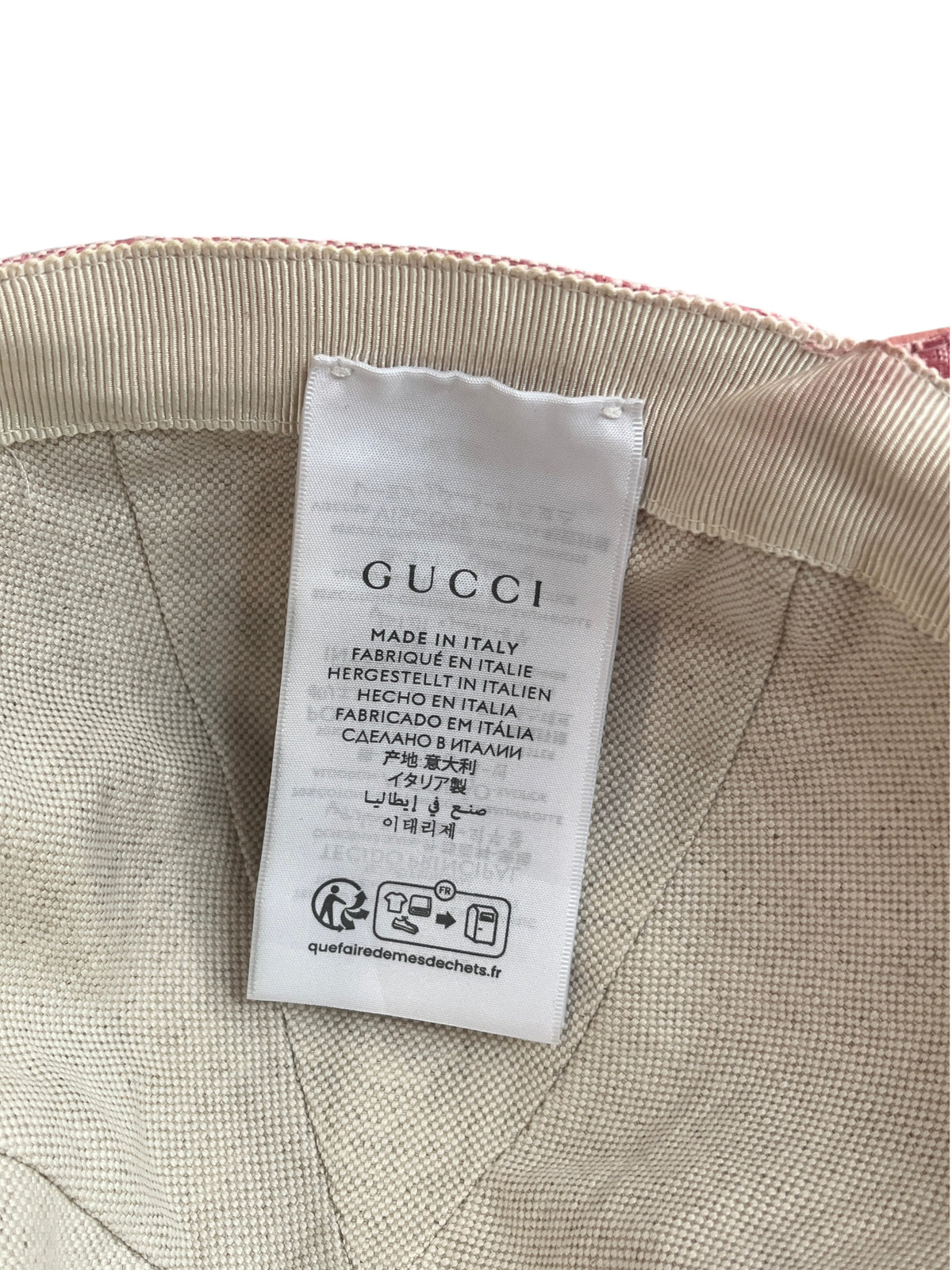 Étiquette intérieure de casquette Gucci vinqo.store indiquant Made in Italy et les instructions de recyclage