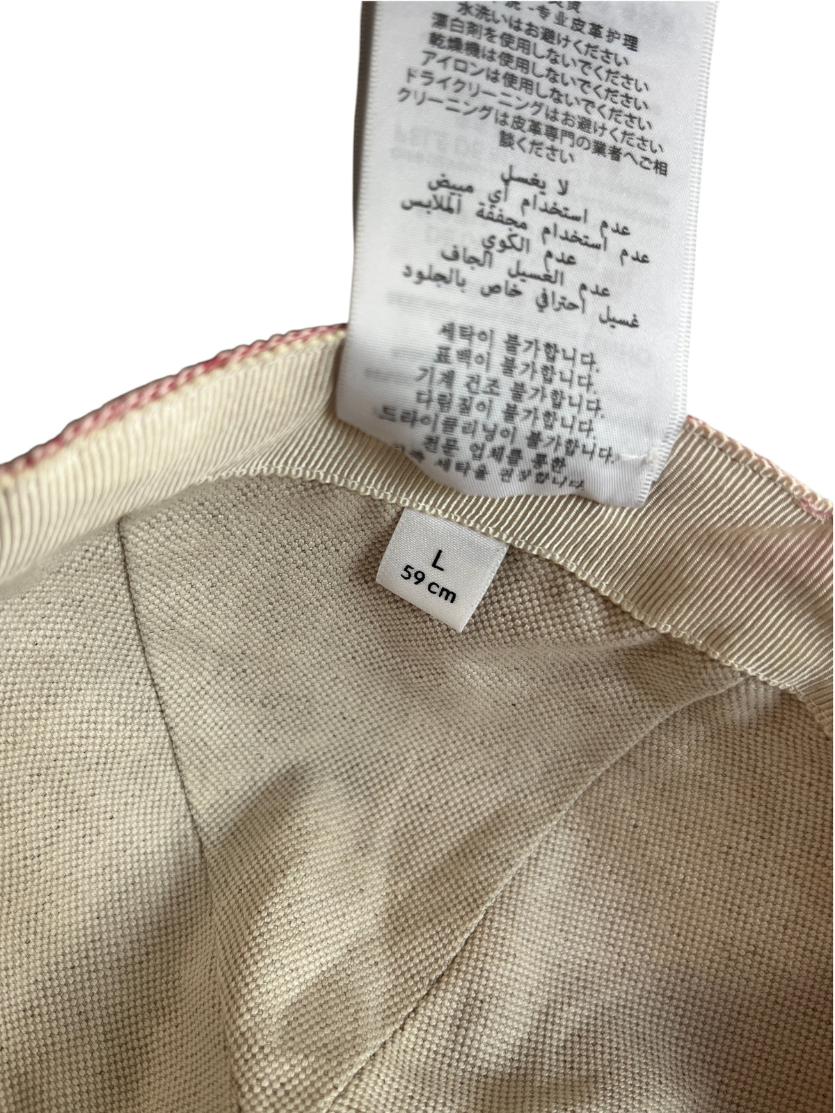 Étiquette intérieure de taille L 59cm sur une casquette Gucci vintage vendue par vinqo.store