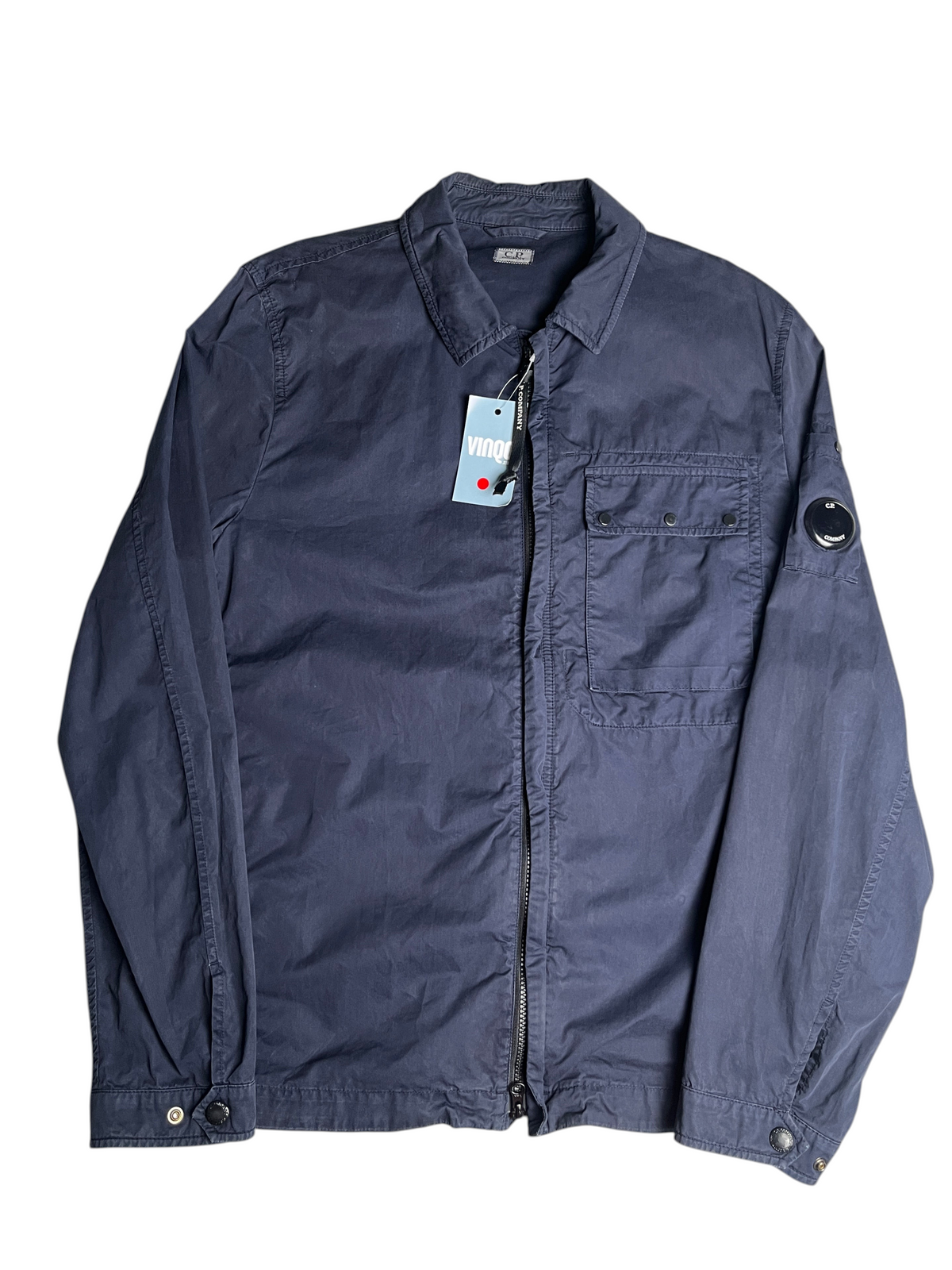 Overshirt bleu marine vinqo.store avec fermeture éclair, poche poitrine et logo emblématique sur la manche