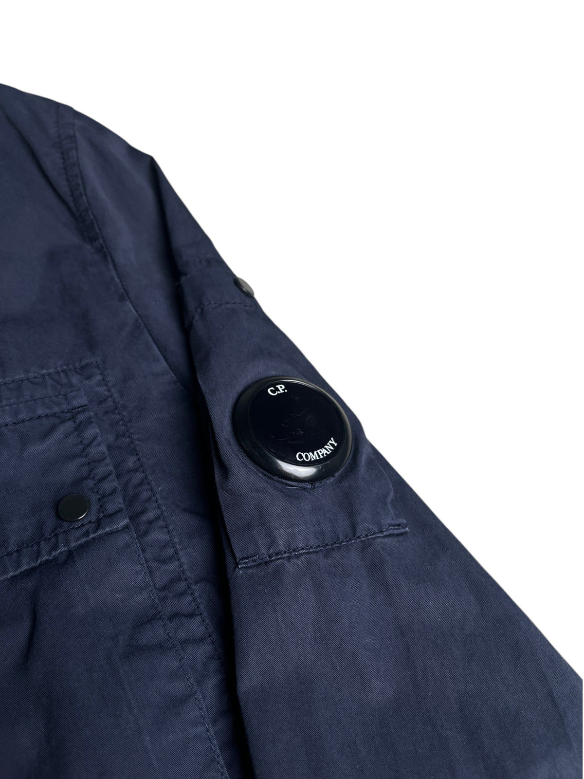 Overshirt bleu marine vinqo.store avec poche sur la manche et emblématique lentille C.P. Company