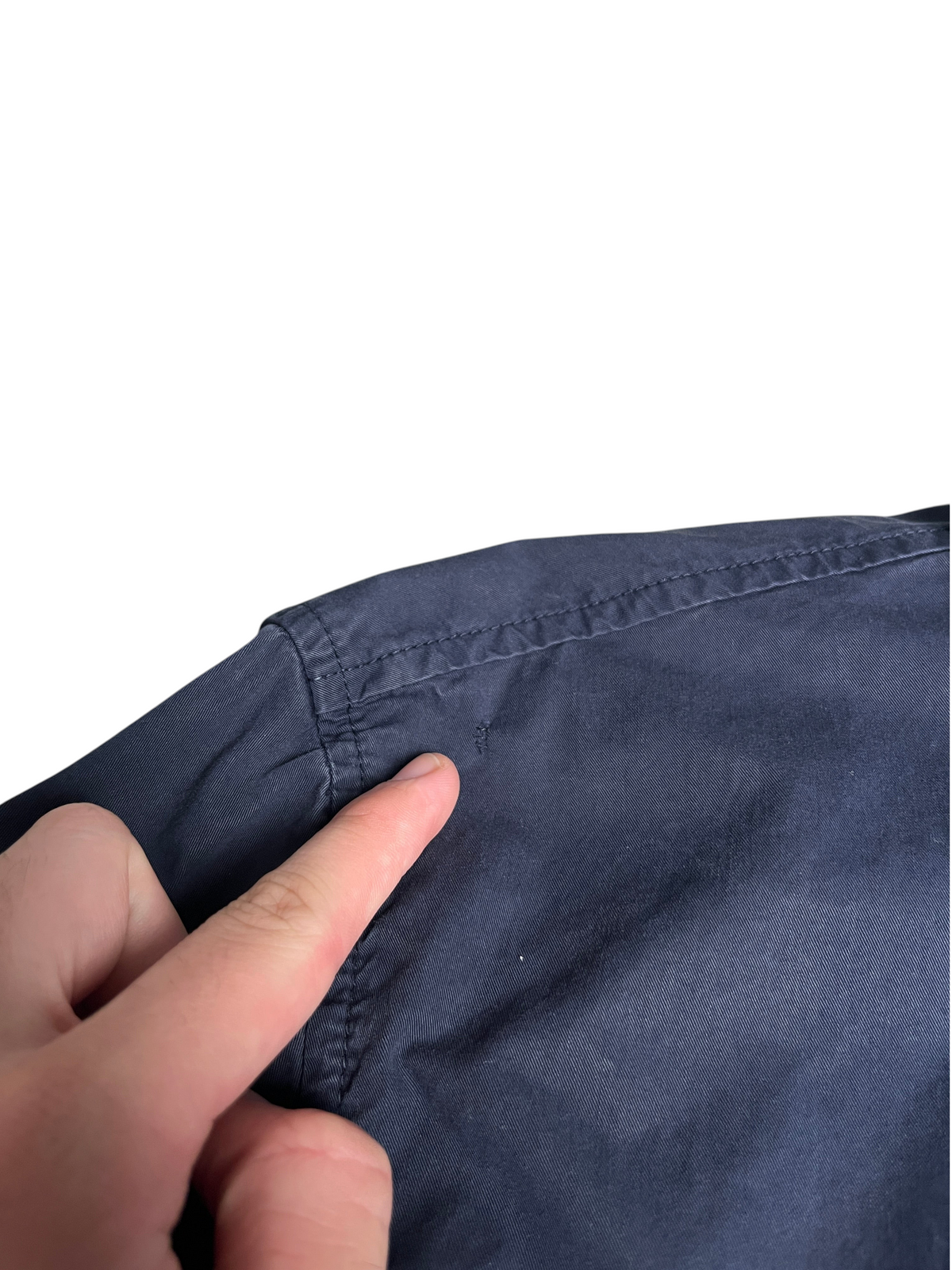 Détail d'une surchemise bleu marine vinqo.store montrant un léger défaut sur le tissu au niveau de l'épaule