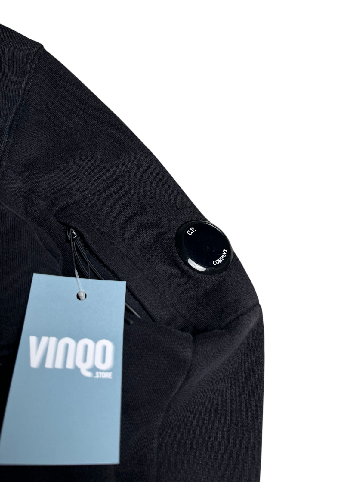 Sweat à capuche noir vinqo.store avec la lentille iconique C.P. Company sur la manche