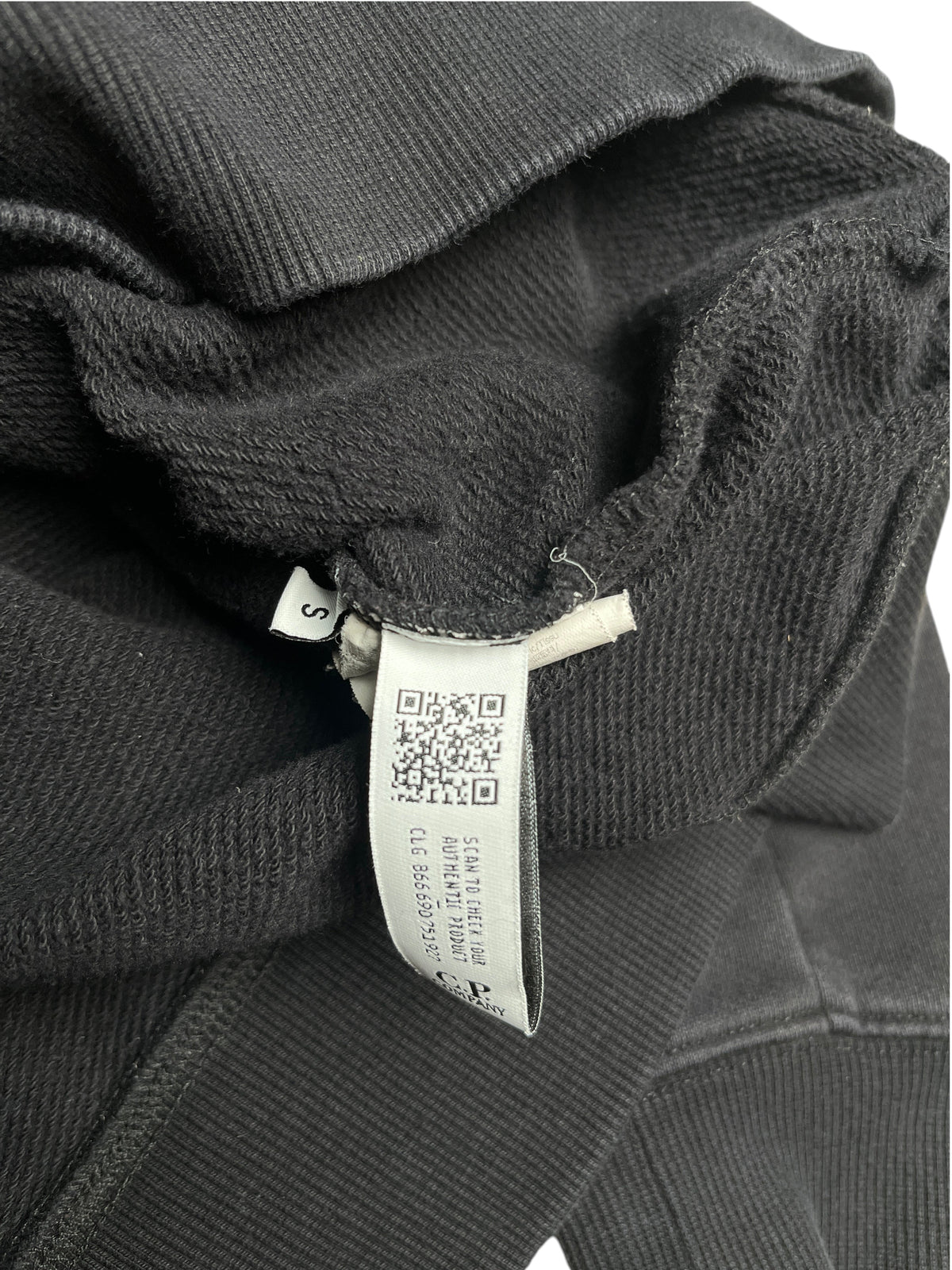 Étiquette d'authenticité intérieure d'un sweat à capuche noir vinqo.store avec code QR et taille S