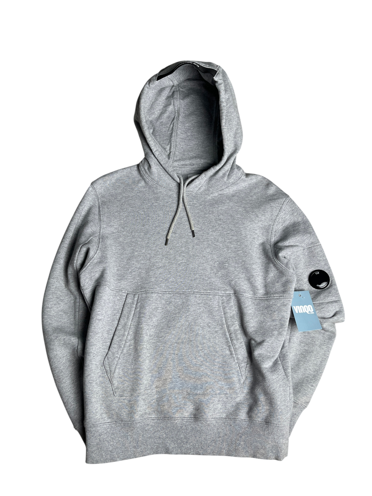 Sweat à capuche gris C.P. Company avec poche kangourou et badge emblématique sur la manche, vendu par vinqo.store