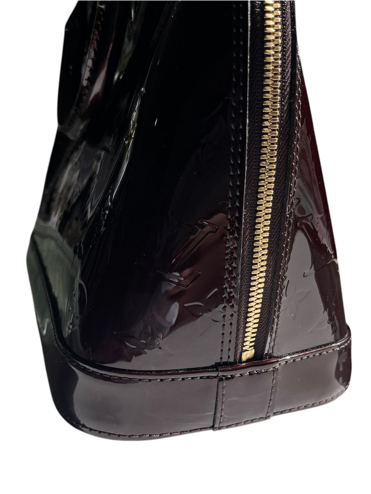 Sac Louis Vuitton Alma PM en cuir verni violet avec fermeture éclair dorée, proposé par vinqo.store
