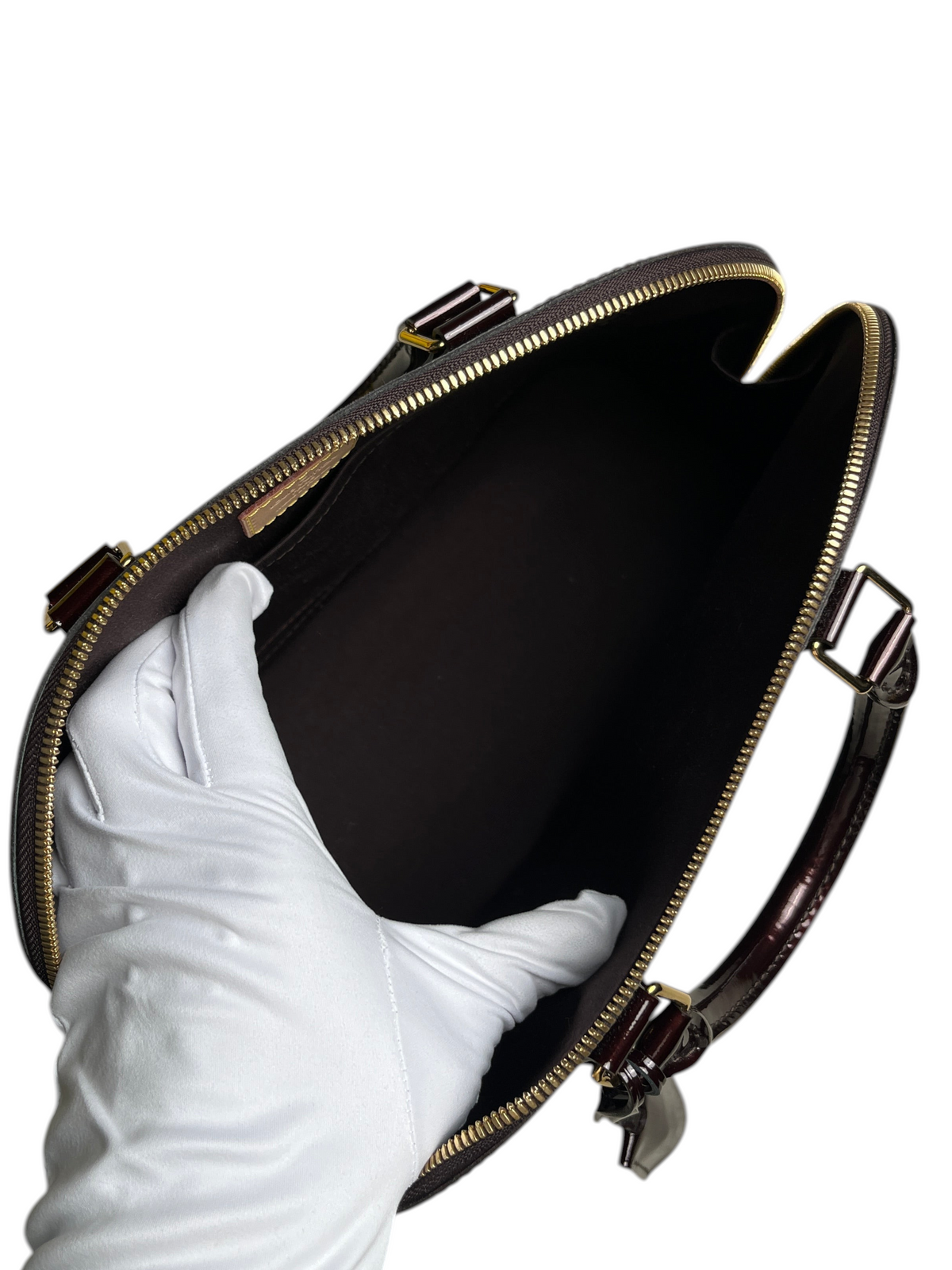 Intérieur du sac Louis Vuitton Alma PM Verni violet de vinqo.store avec doublure sombre et fermeture éclair dorée