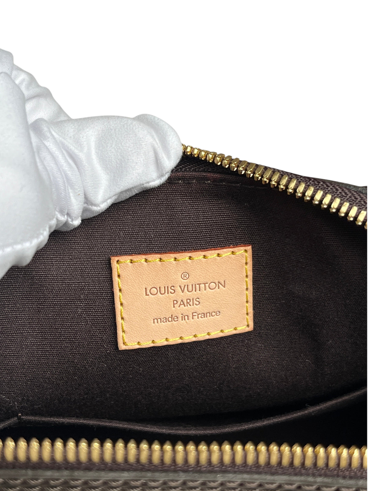 Étiquette intérieure en cuir Louis Vuitton Alma PM Verni avec logo embossé, vue par vinqo.store