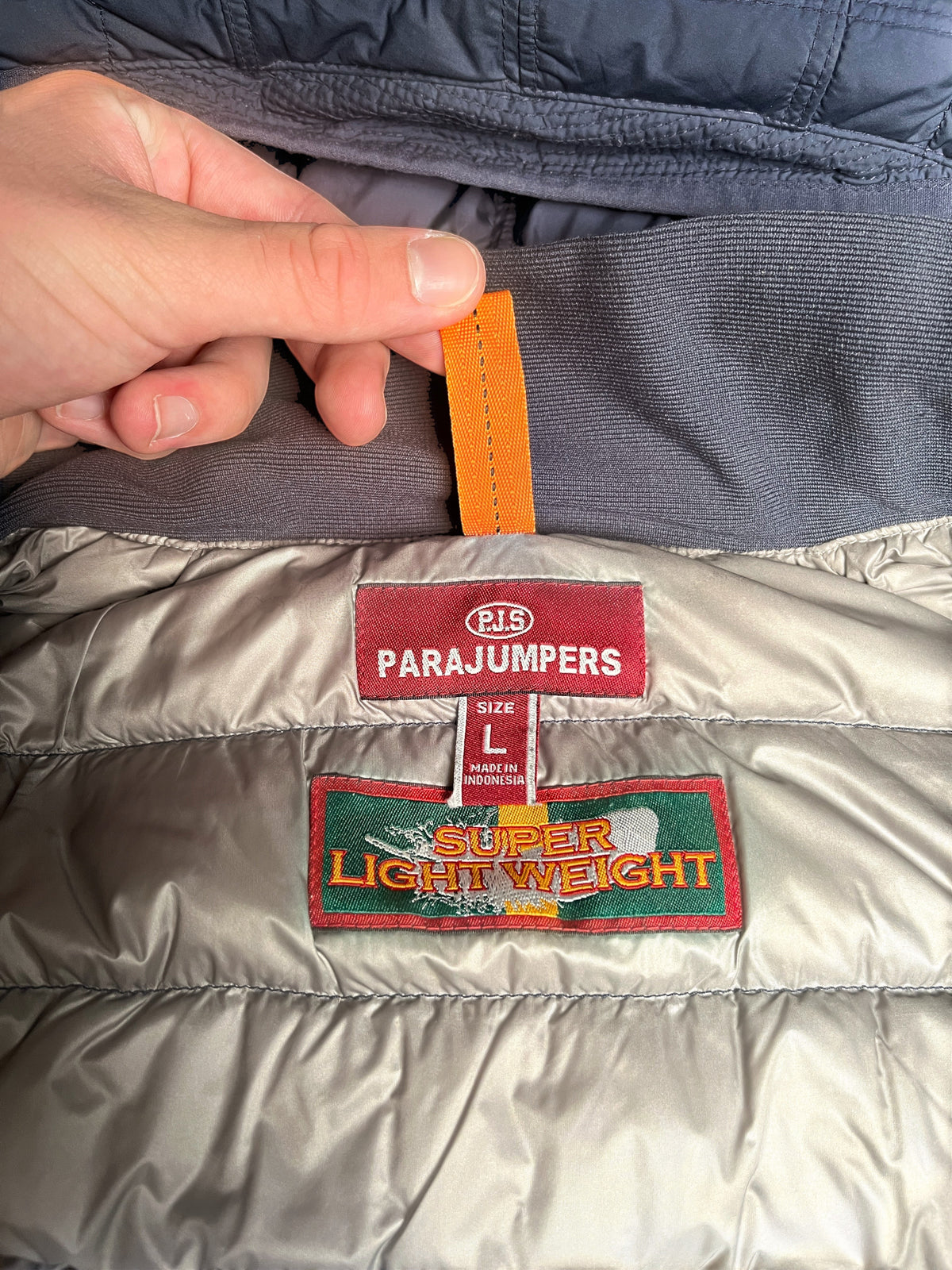 Étiquette intérieure de doudoune vinqo.store Parajumpers Super Light Weight taille L avec sangle orange