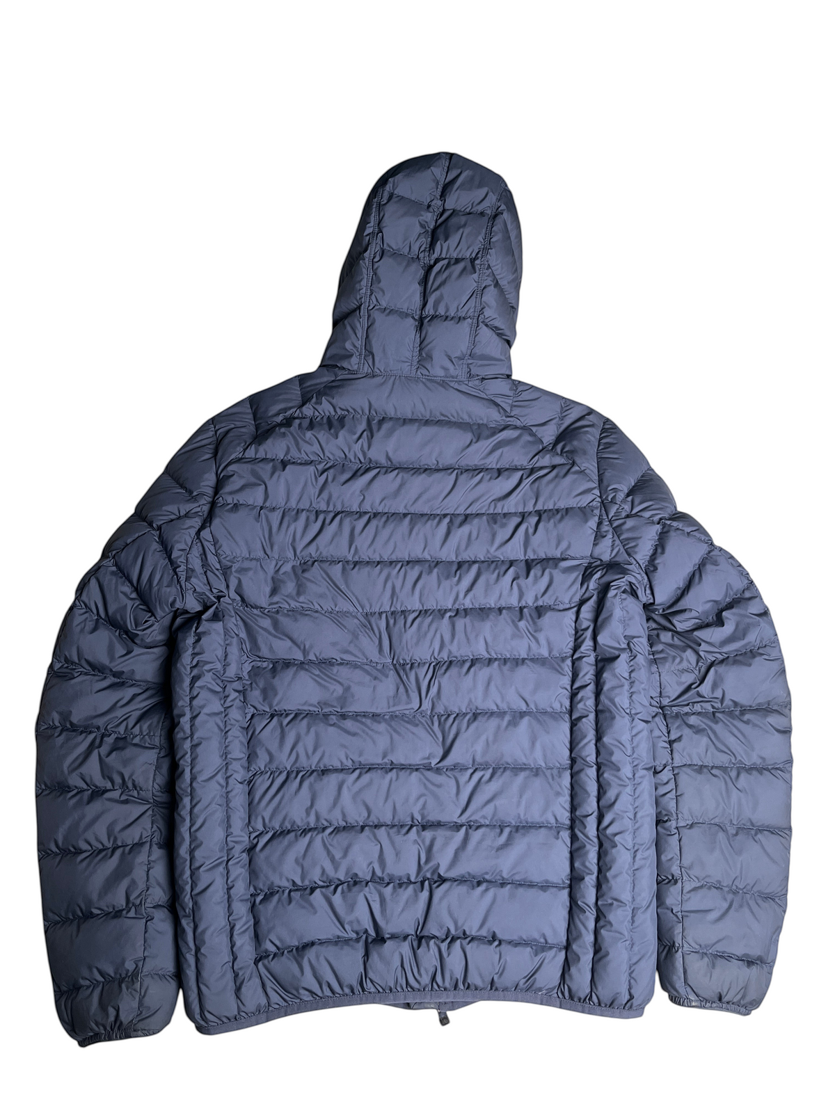 Doudoune vinqo.store bleue matelassée à capuche vue de dos, style décontracté et technique.