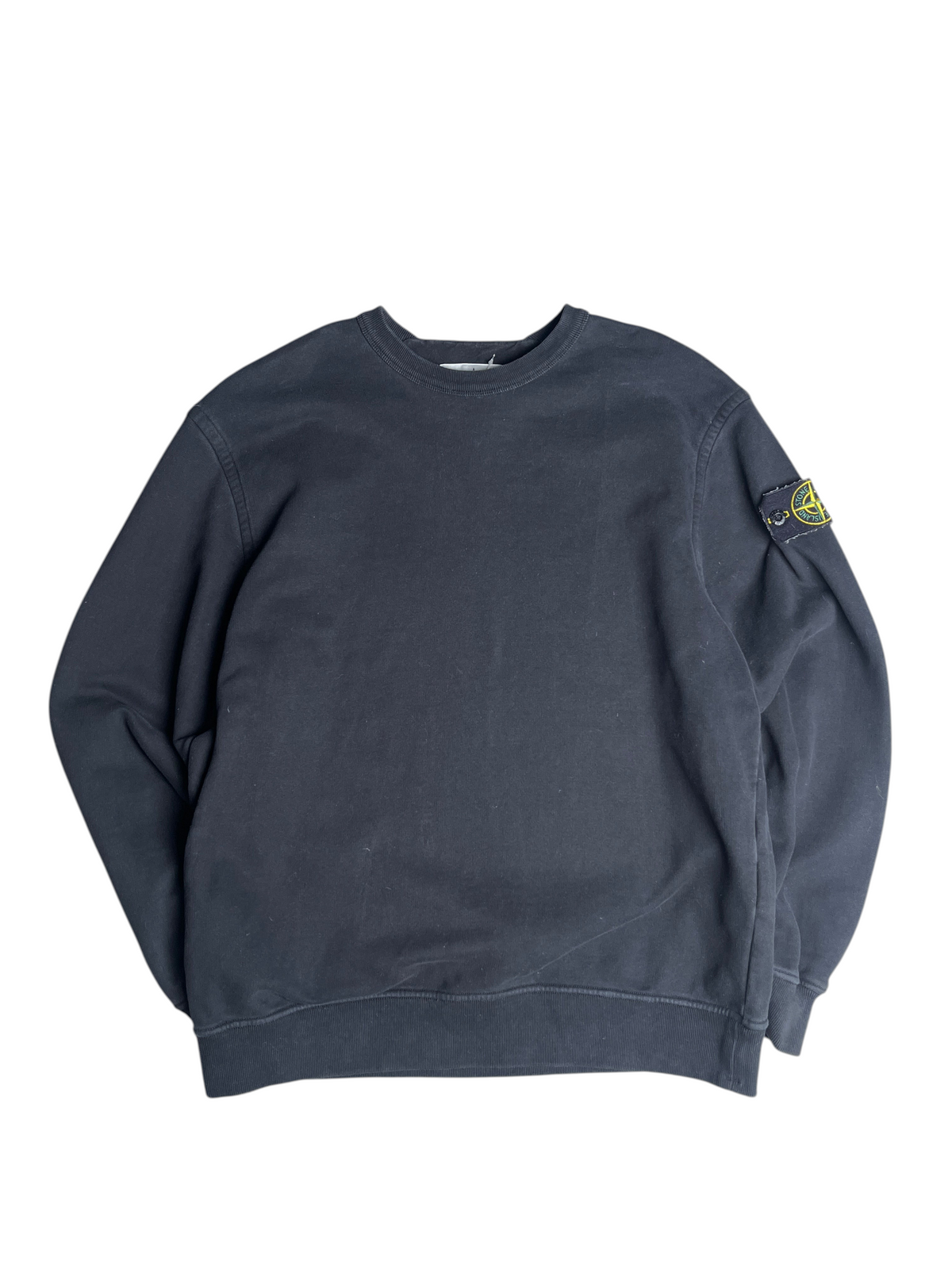 Sweat-shirt vintage noir Stone Island avec écusson emblématique sur la manche, vendu par vinqo.store