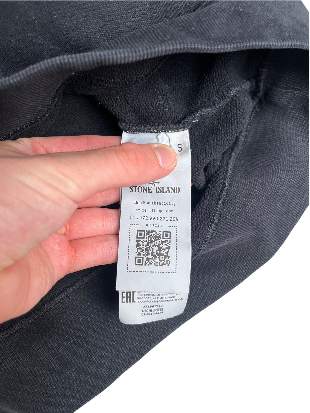Étiquette intérieure d'authenticité d'un sweat noir Stone Island taille S chez vinqo.store