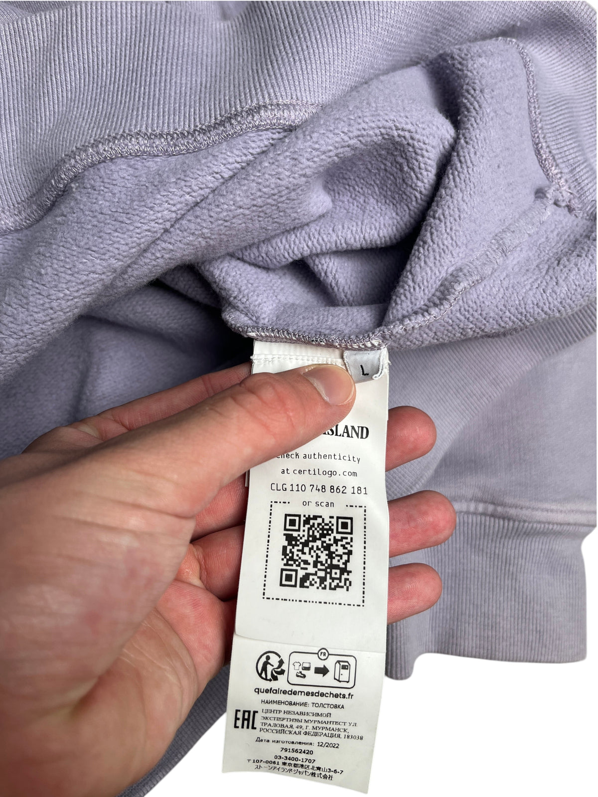 Etiquette d'authenticité Stone Island sur un sweat-shirt violet de la boutique vinqo.store