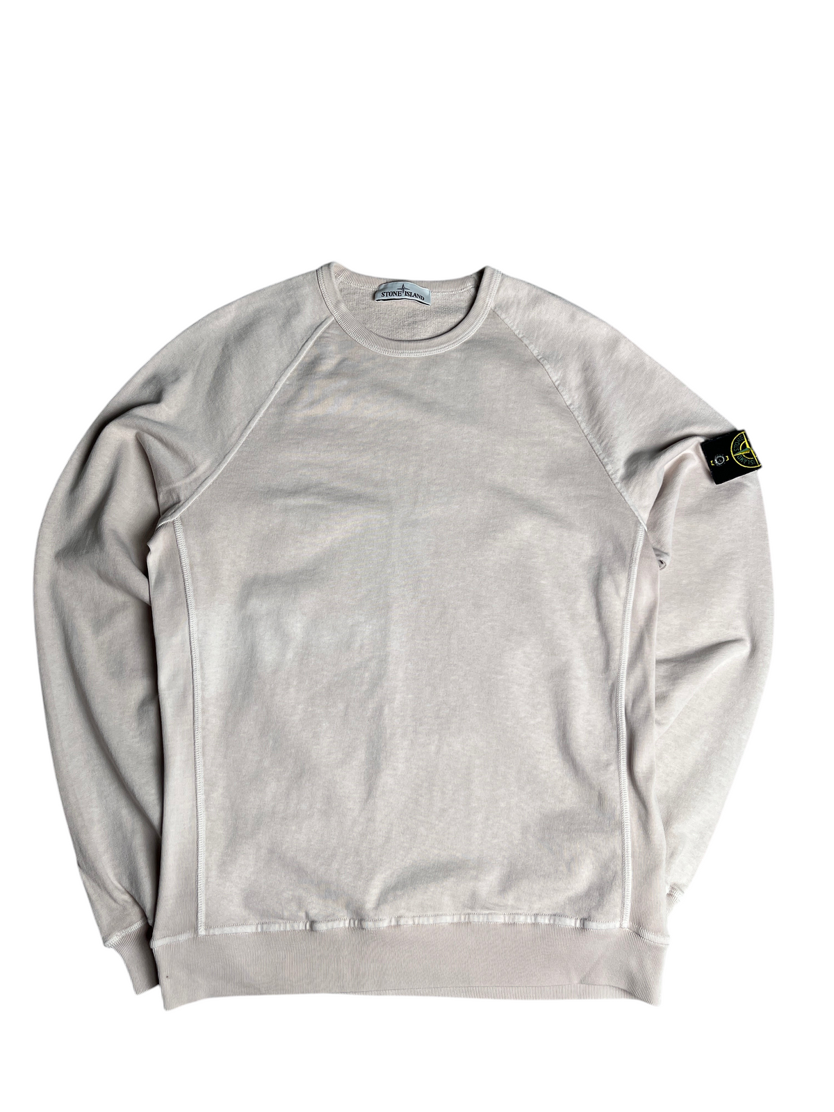 Sweat-shirt vintage Stone Island beige à col rond avec écusson emblématique sur la manche, vendu par vinqo.store